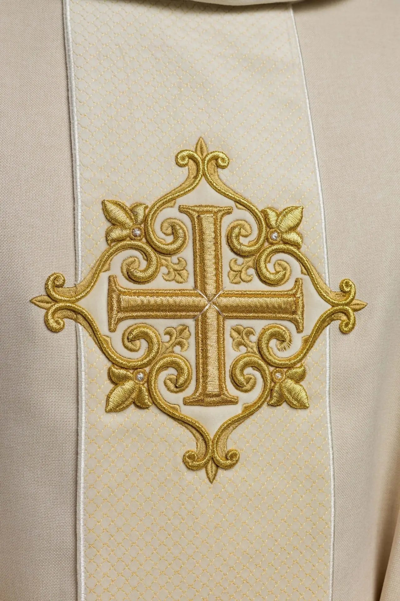 Chasuble avec ceinture en velours écru et broderie de croix
