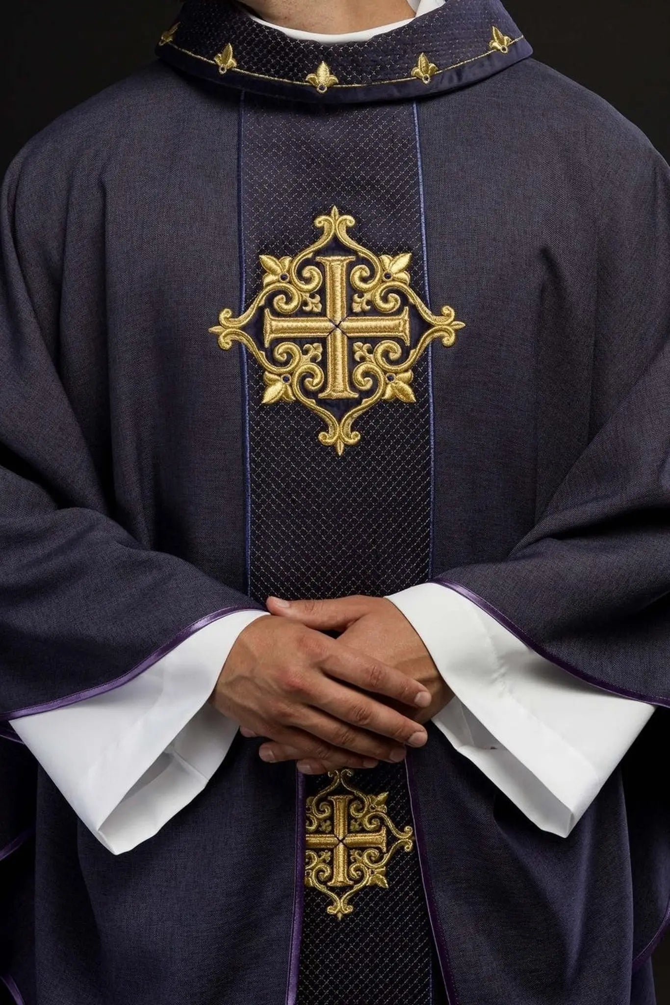Chasuble avec ceinture en velours violet et broderie de croix