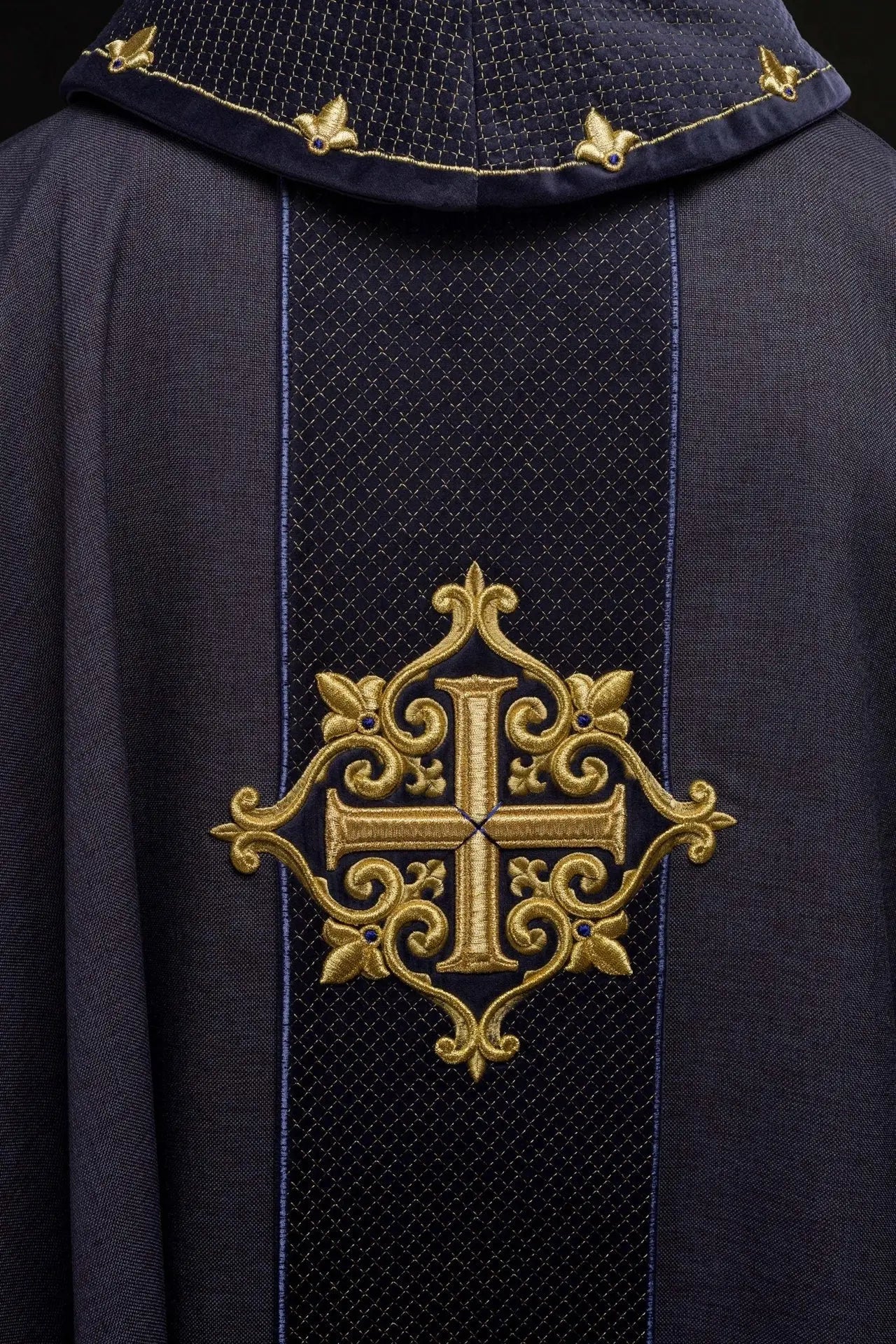 Chasuble avec ceinture en velours violet et broderie de croix