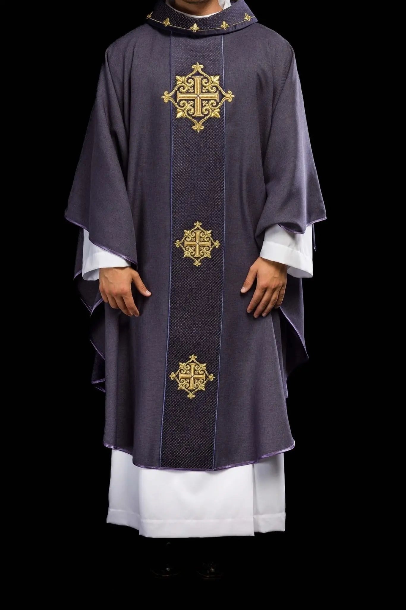 Chasuble avec ceinture en velours violet et broderie de croix