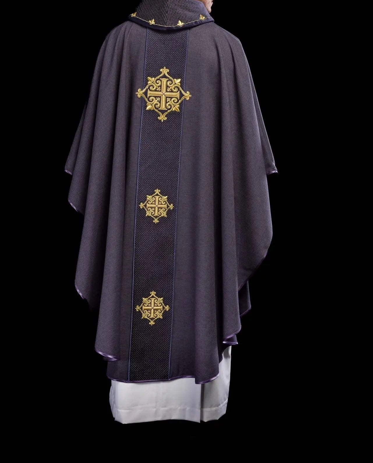 Chasuble avec ceinture en velours violet et broderie de croix