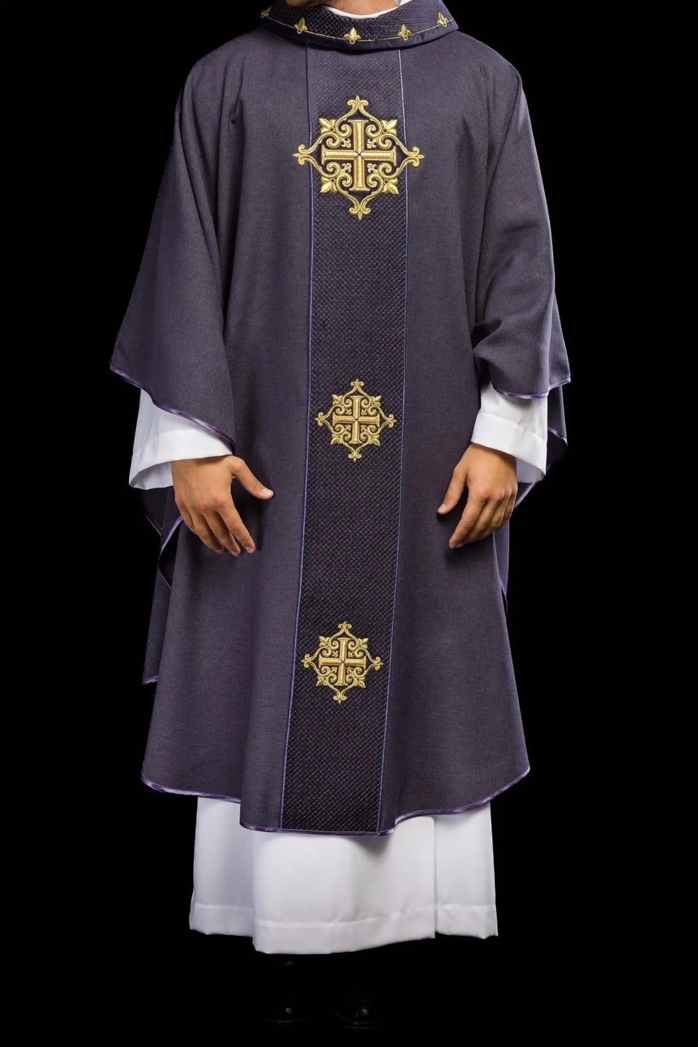 Chasuble avec ceinture en velours violet et broderie de croix