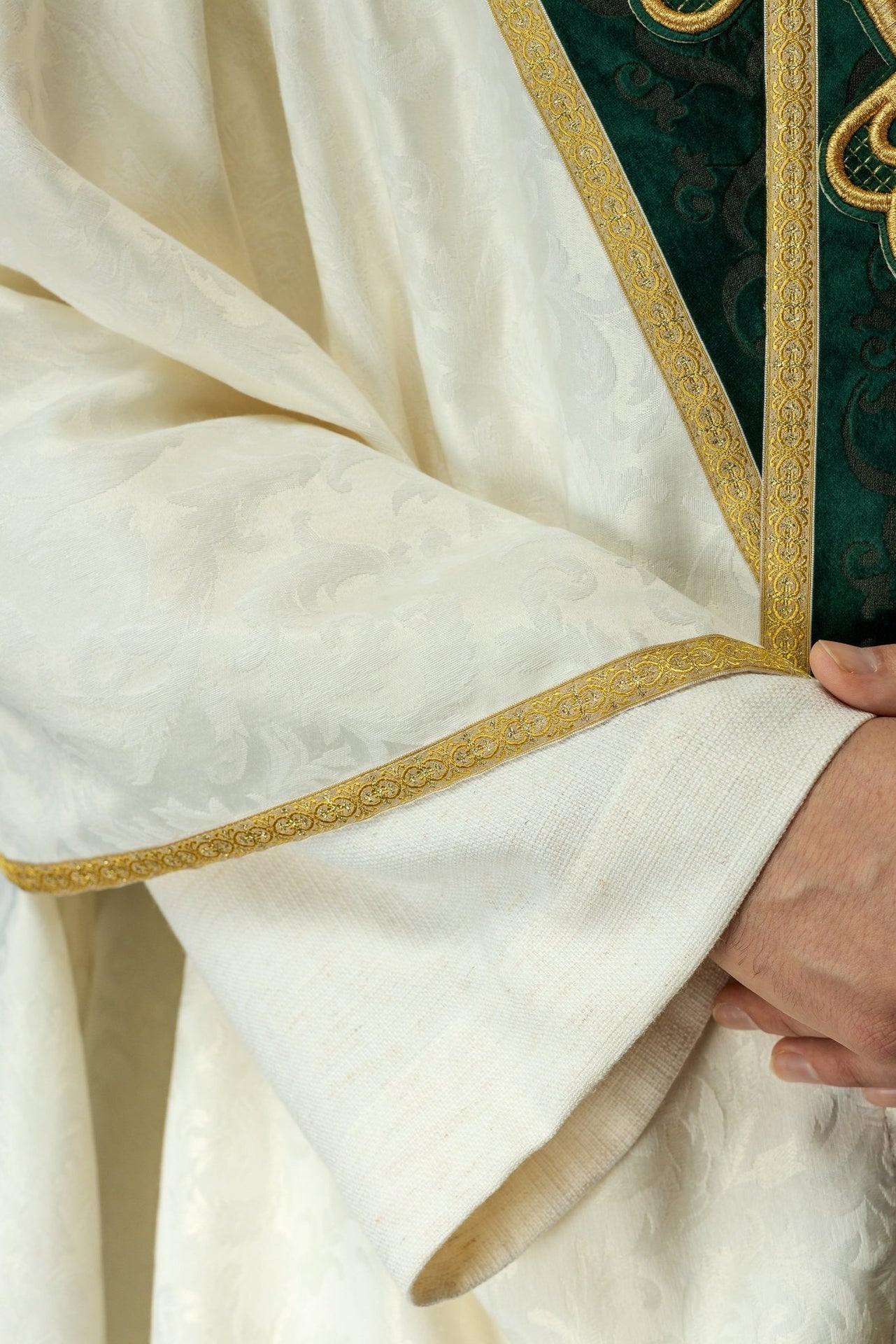 Ornat z aksamitnym pasem wykańczany ozdobnymi taśmami