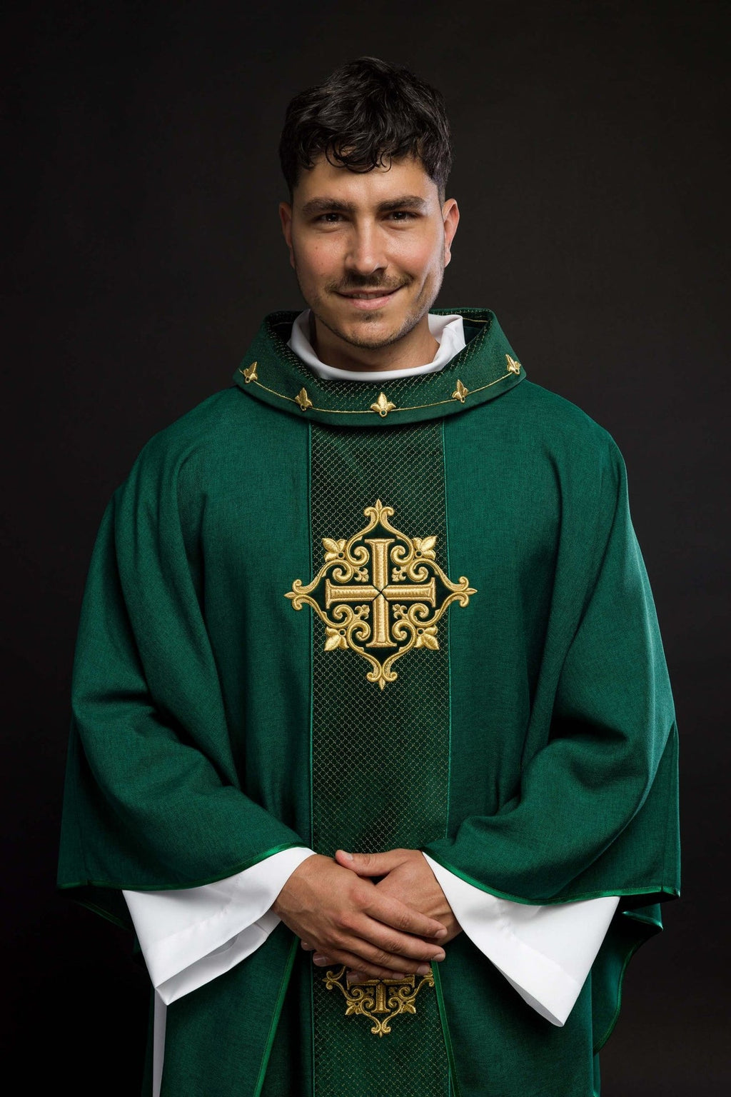 Ornat z aksamitnym zielonym pasem i haftem krzyży