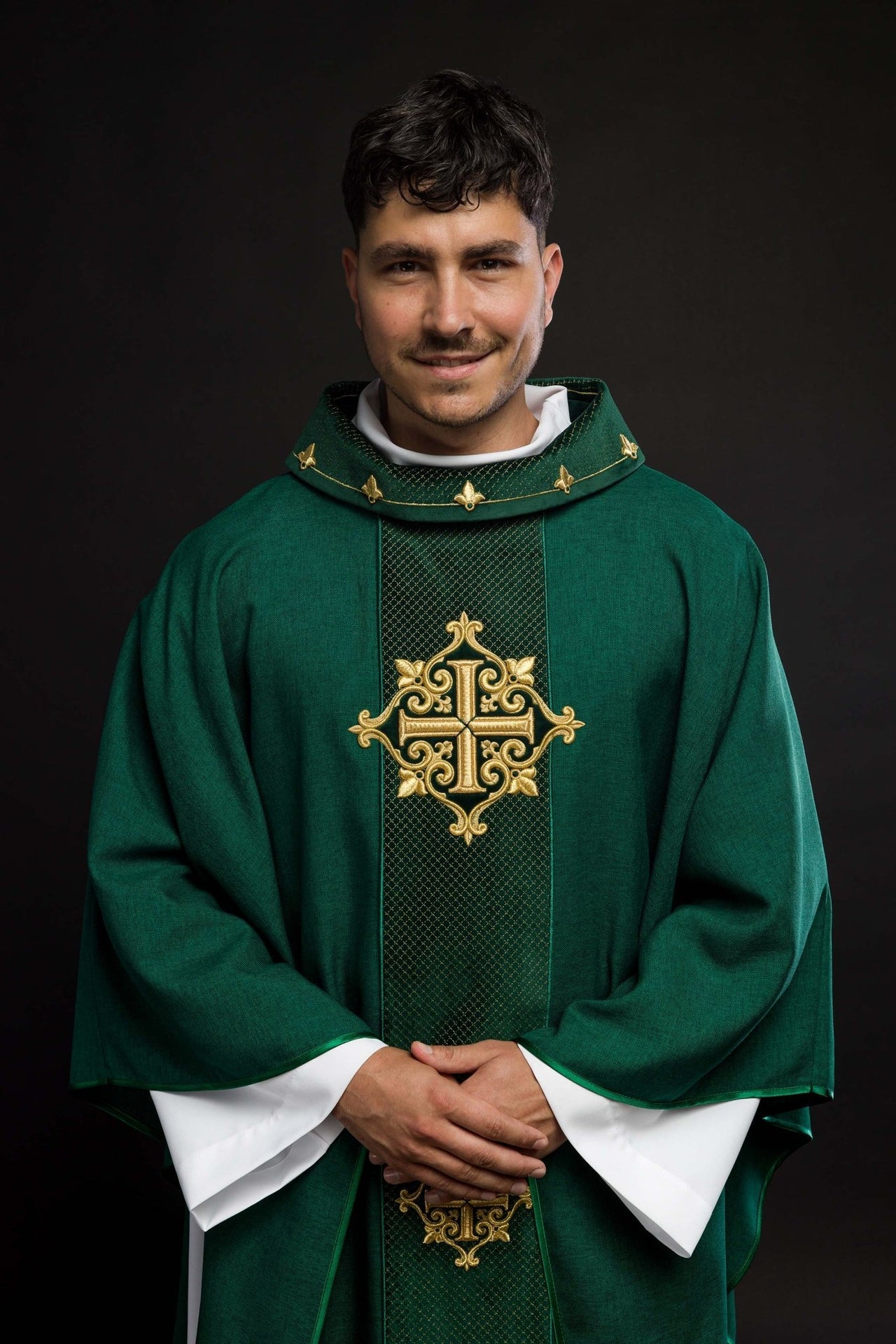 Ornat z aksamitnym zielonym pasem i haftem krzyży