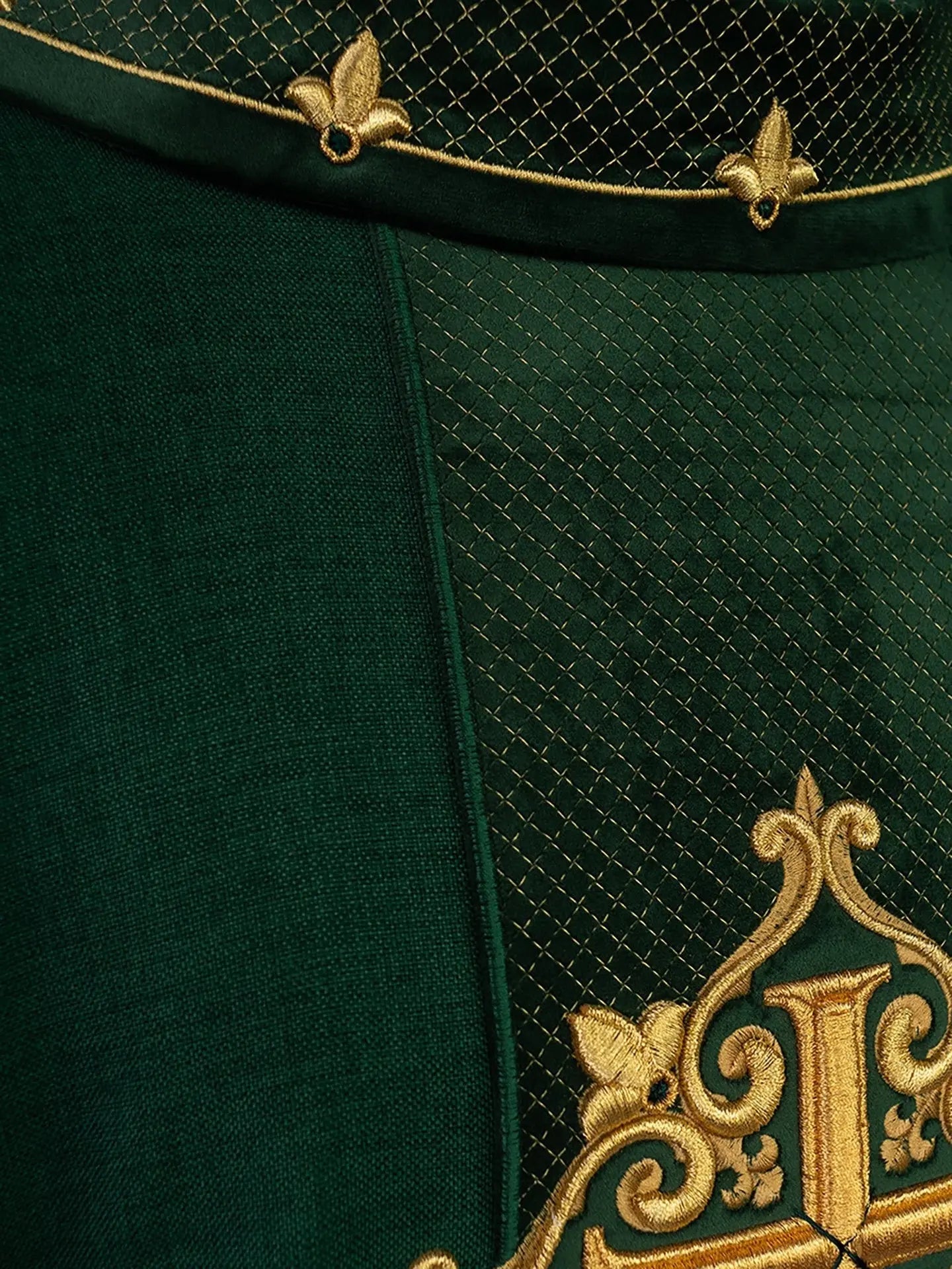 Chasuble avec ceinture en velours vert et broderie de croix