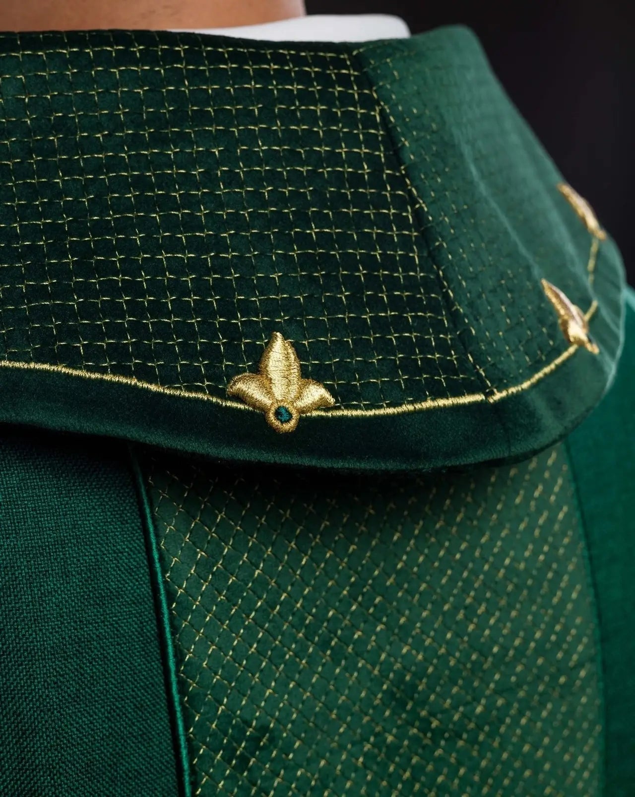 Chasuble avec ceinture en velours vert et broderie de croix