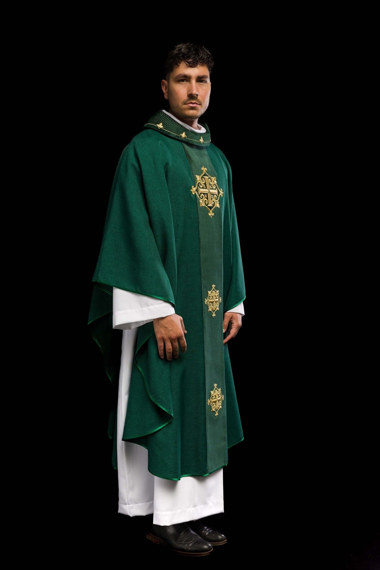 Ornat z aksamitnym zielonym pasem i haftem krzyży
