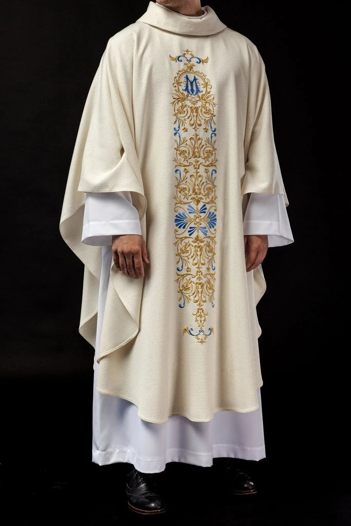 Chasuble en tissu brillant décorée de perles