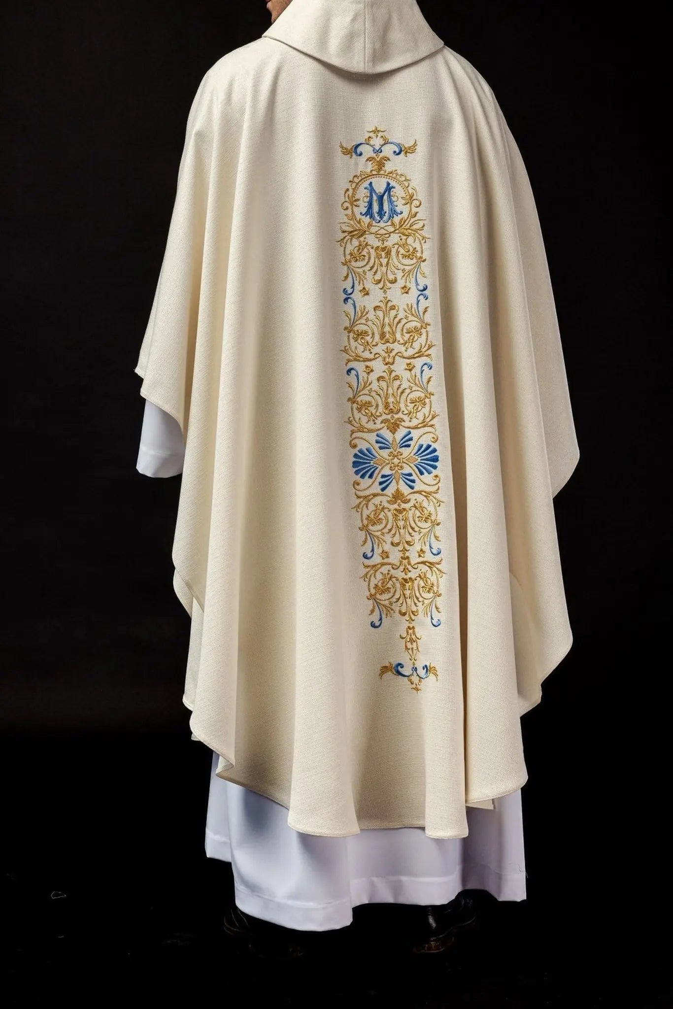Chasuble en tissu brillant décorée de perles