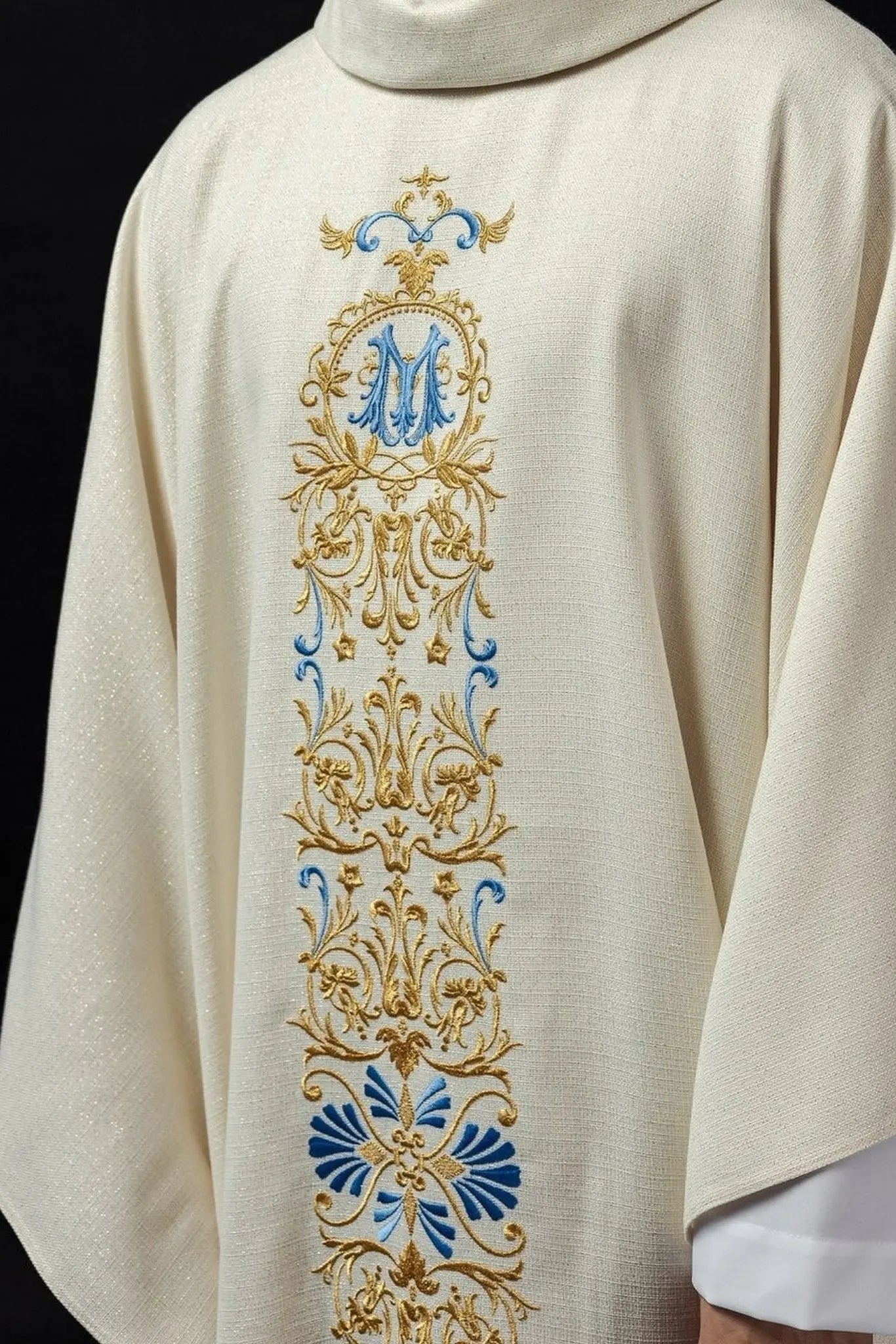 Chasuble en tissu brillant décorée de perles