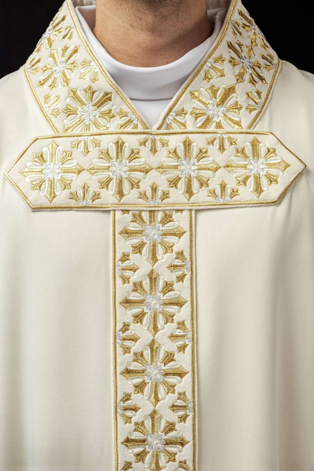 Ornat z błyszczącym haftem w kolorze ecru
