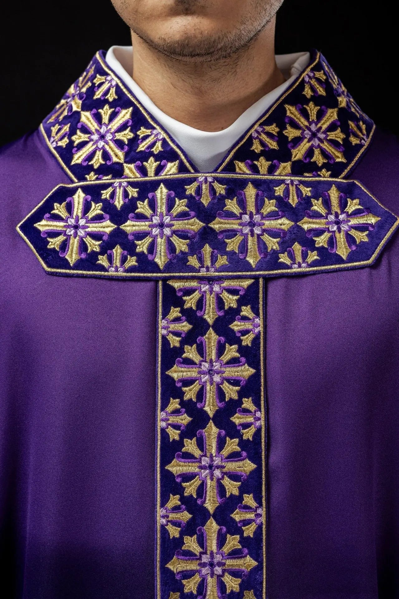 Chasuble avec broderie scintillante en violet
