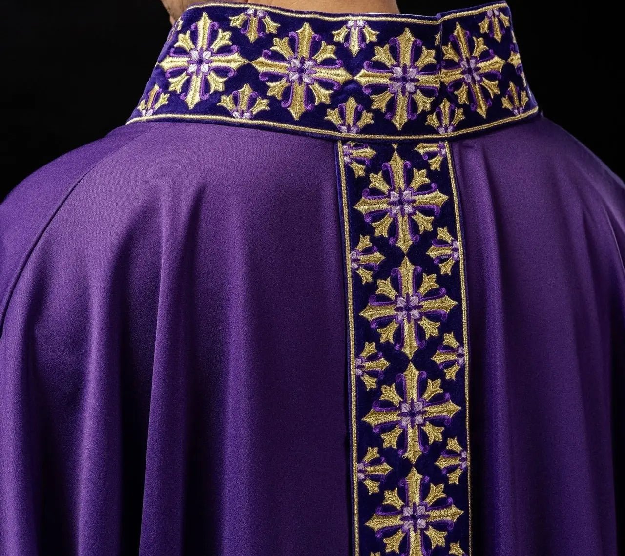 Chasuble avec broderie scintillante en violet