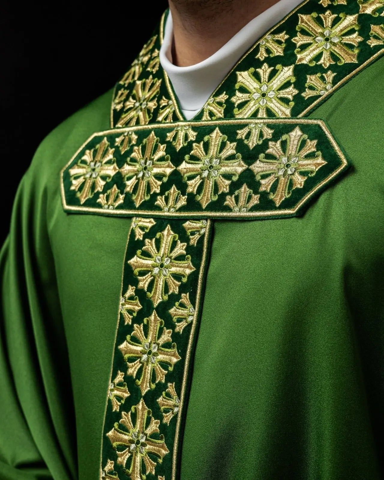 Chasuble avec broderie brillante en vert