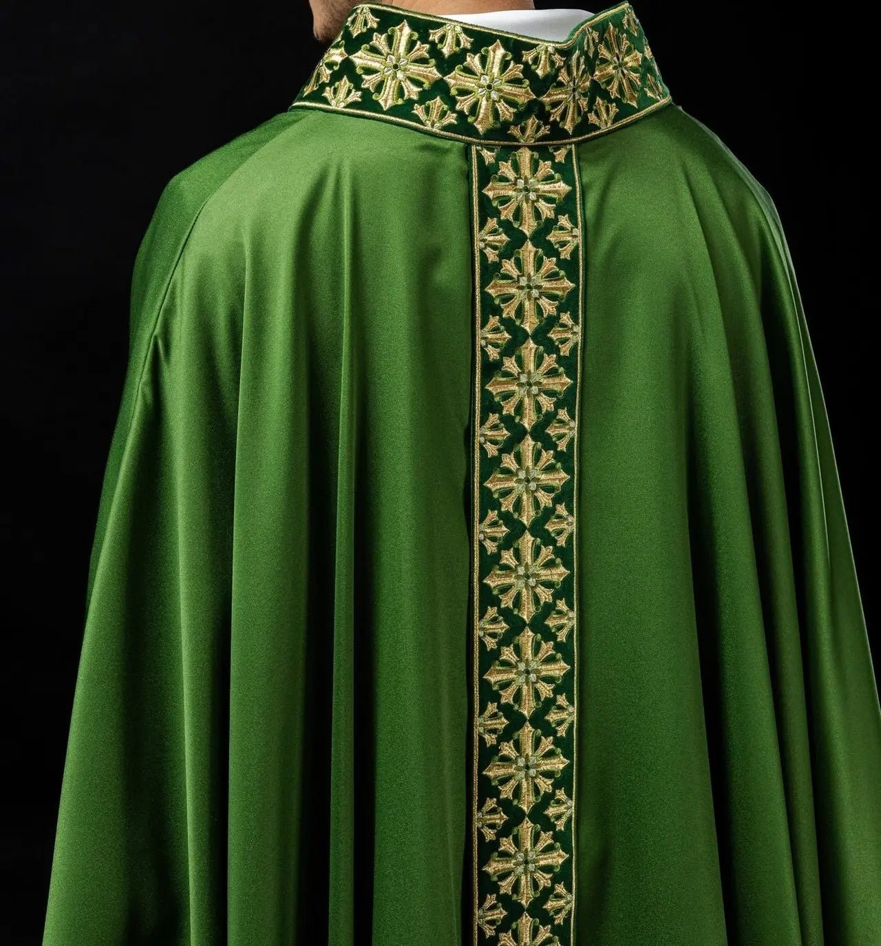 Chasuble avec broderie brillante en vert