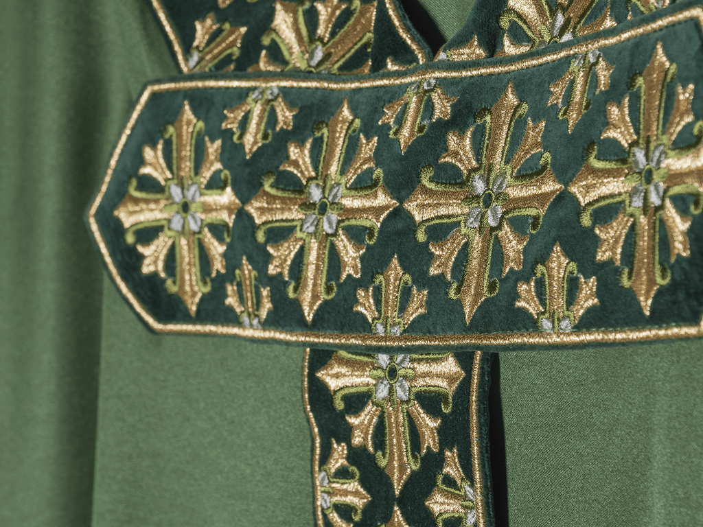 Ornat z błyszczącym haftem w kolorze zielonym