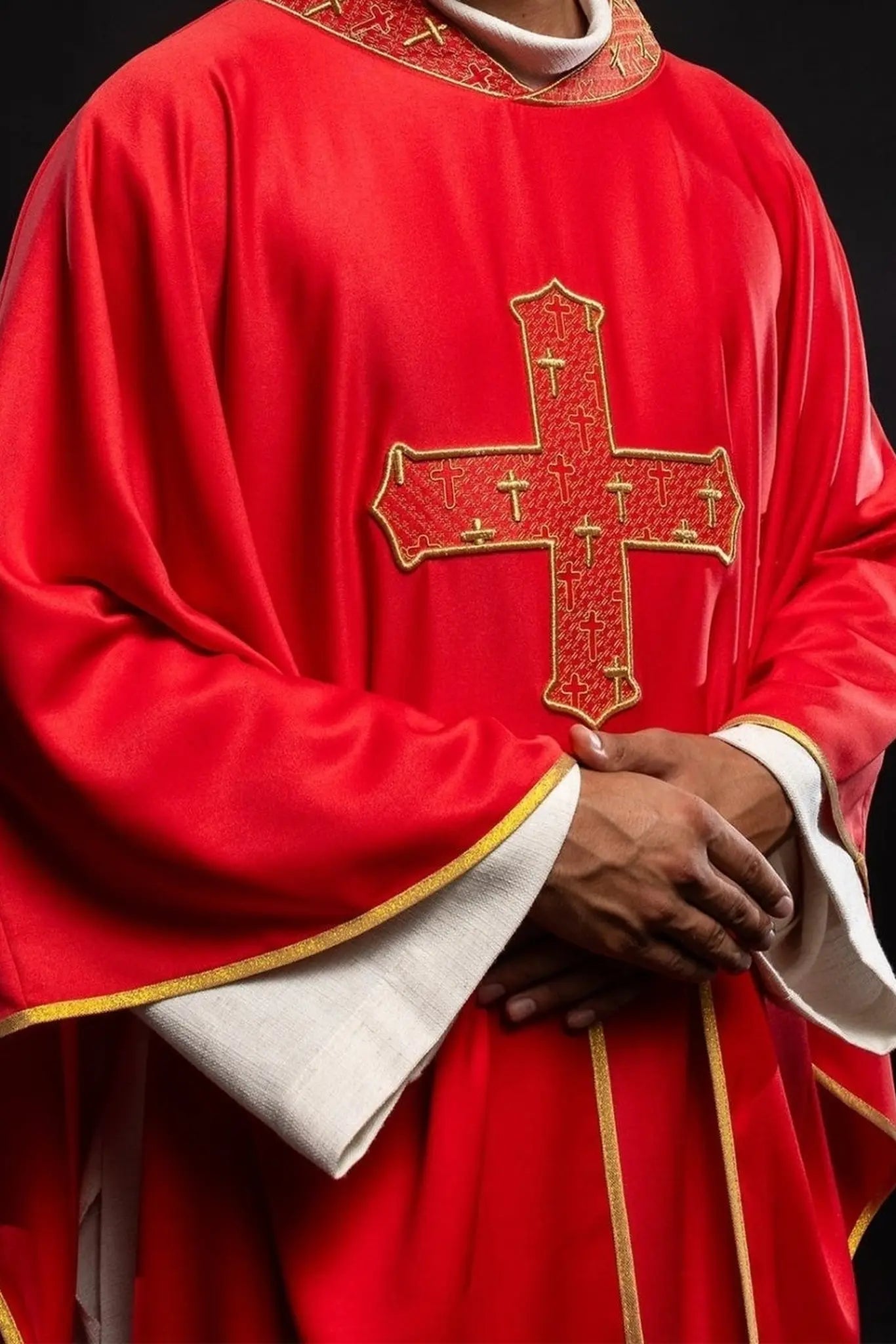 Chasuble avec croix richement brodée et col en rouge