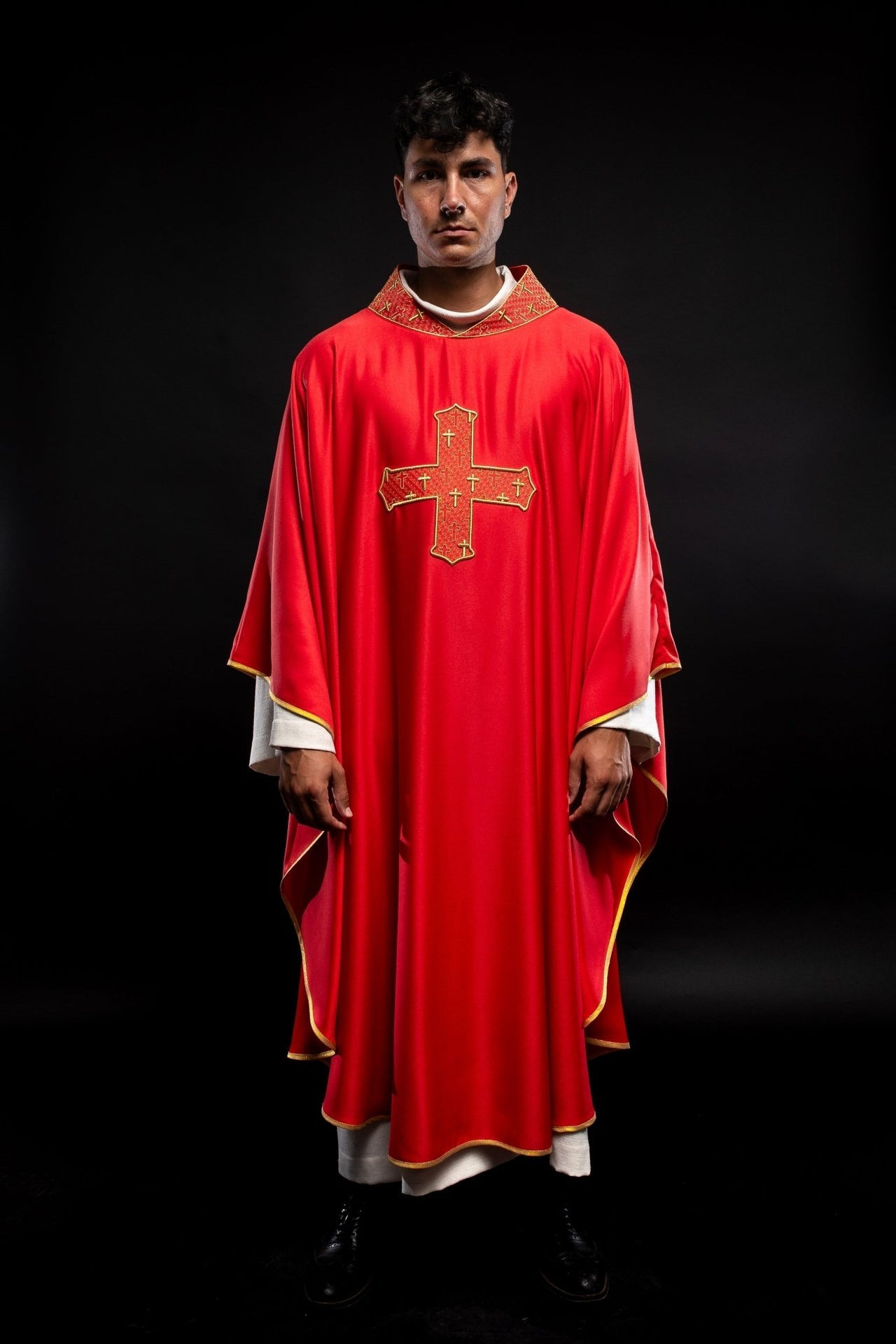 Ornat z bogato haftowanym krzyżem i kołnierzem w kolorze czerwonym