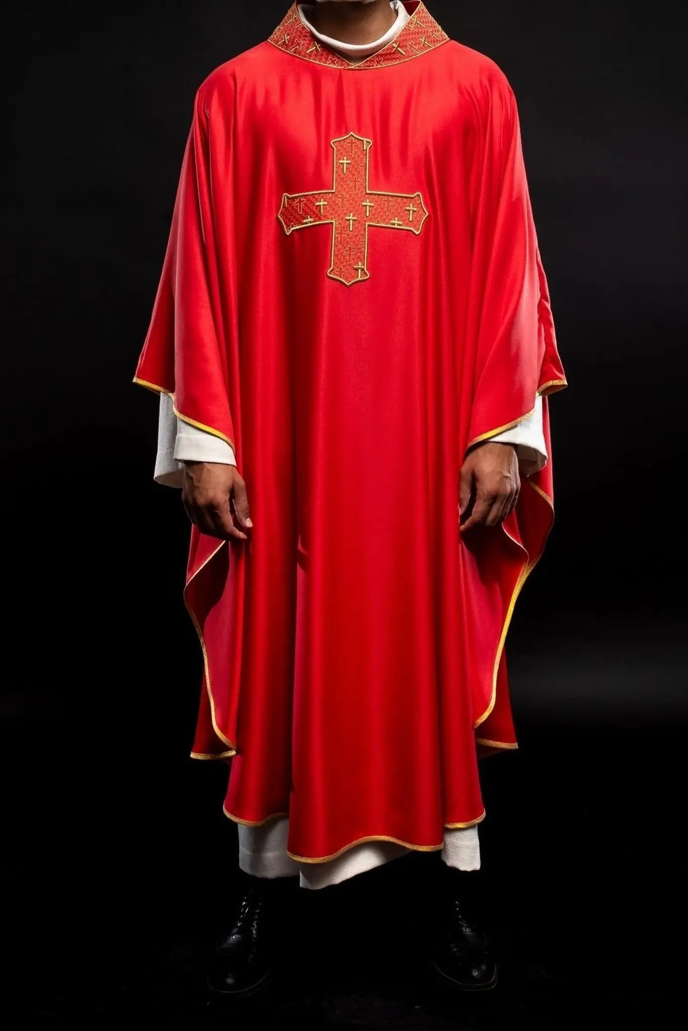 Chasuble avec croix richement brodée et col en rouge