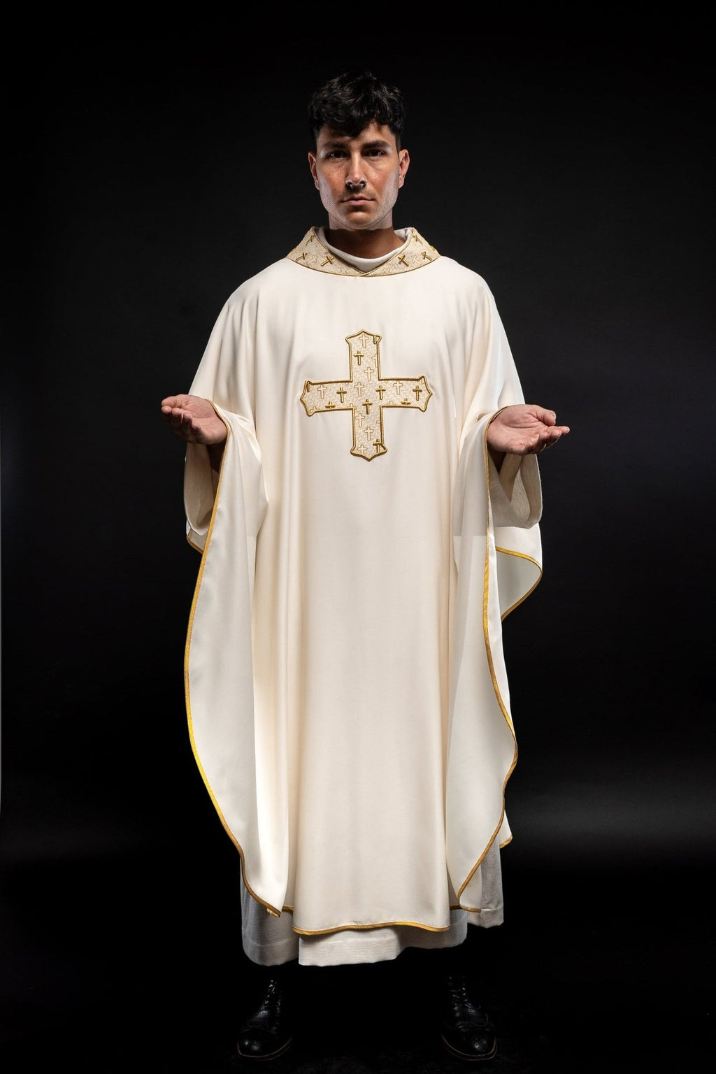 Ornat z bogato haftowanym krzyżem i kołnierzem w kolorze ecru