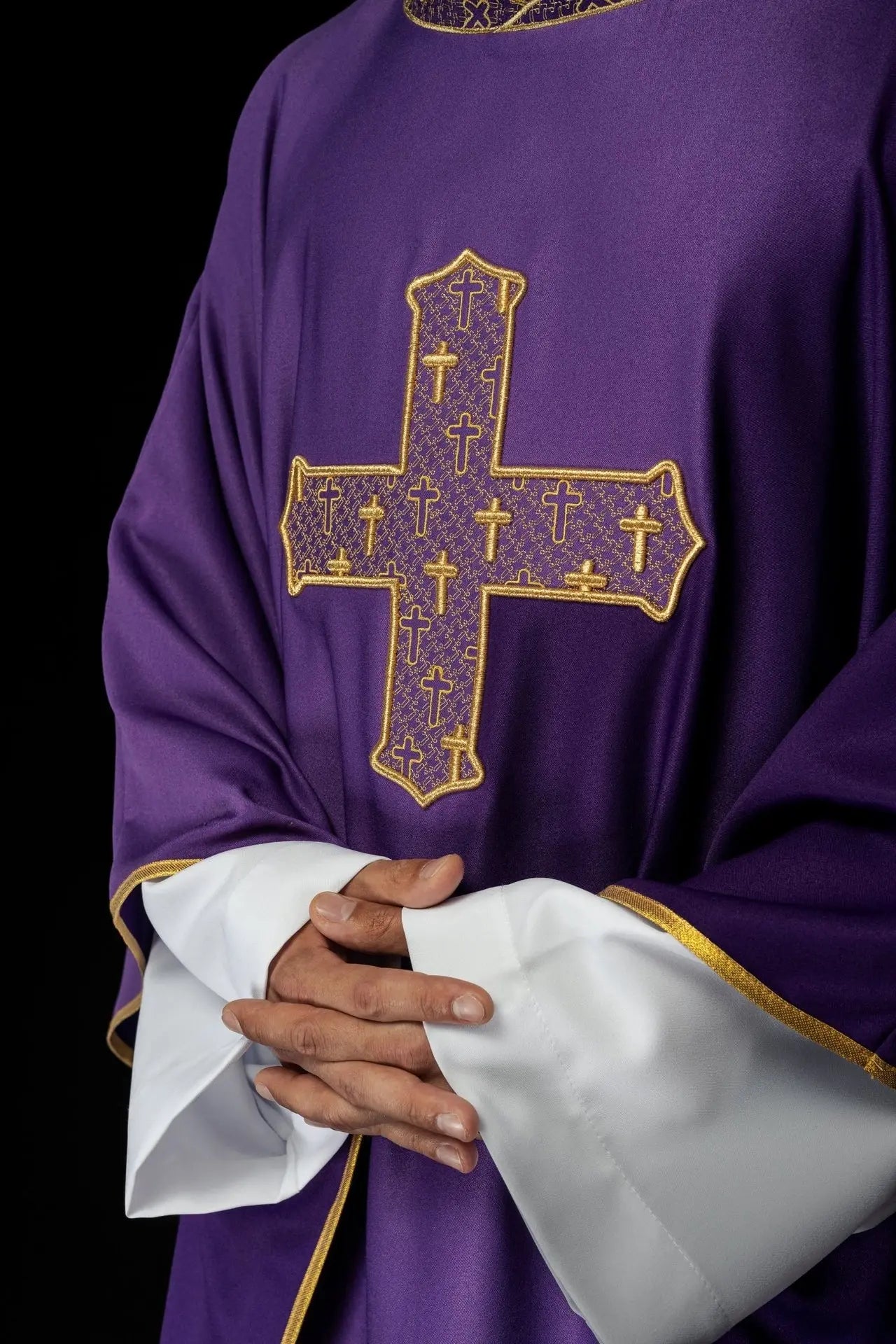 Chasuble avec croix richement brodée et col en violet
