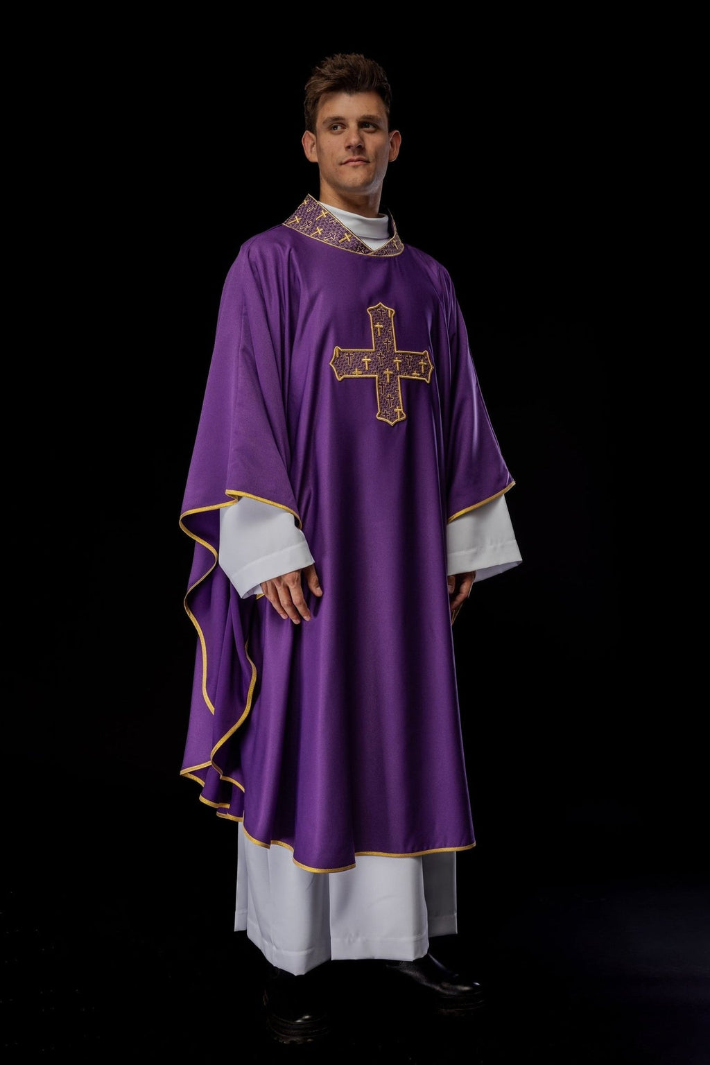 Ornat z bogato haftowanym krzyżem i kołnierzem w kolorze fioletowym