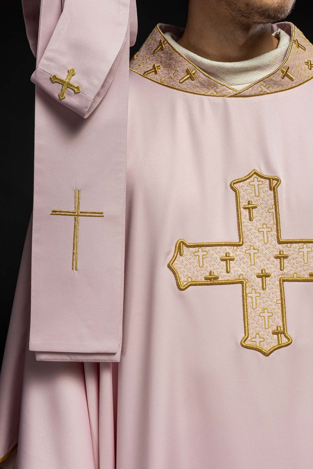 Ornat z bogato haftowanym krzyżem i kołnierzem w kolorze różowym