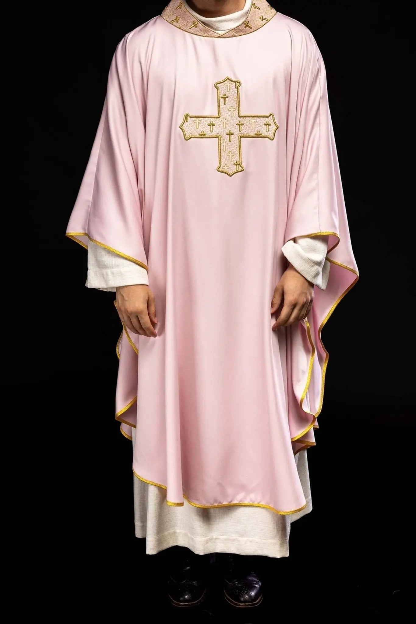 Chasuble rose avec croix richement brodée et col décoratif