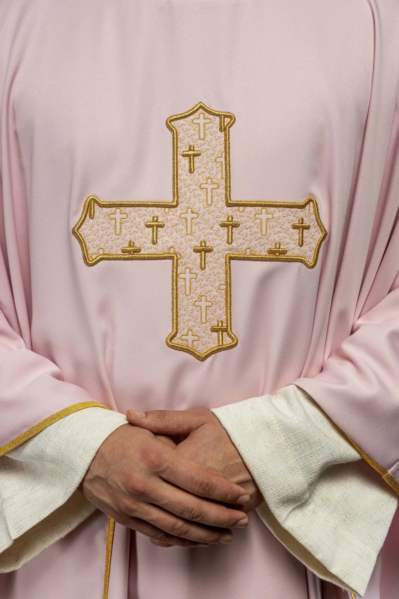 Chasuble rose avec croix richement brodée et col décoratif