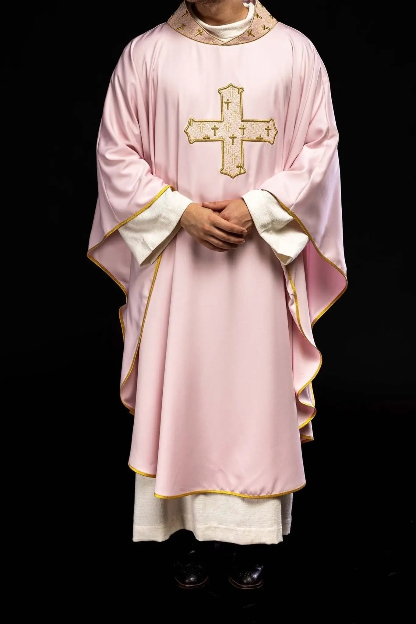 Chasuble rose avec croix richement brodée et col décoratif