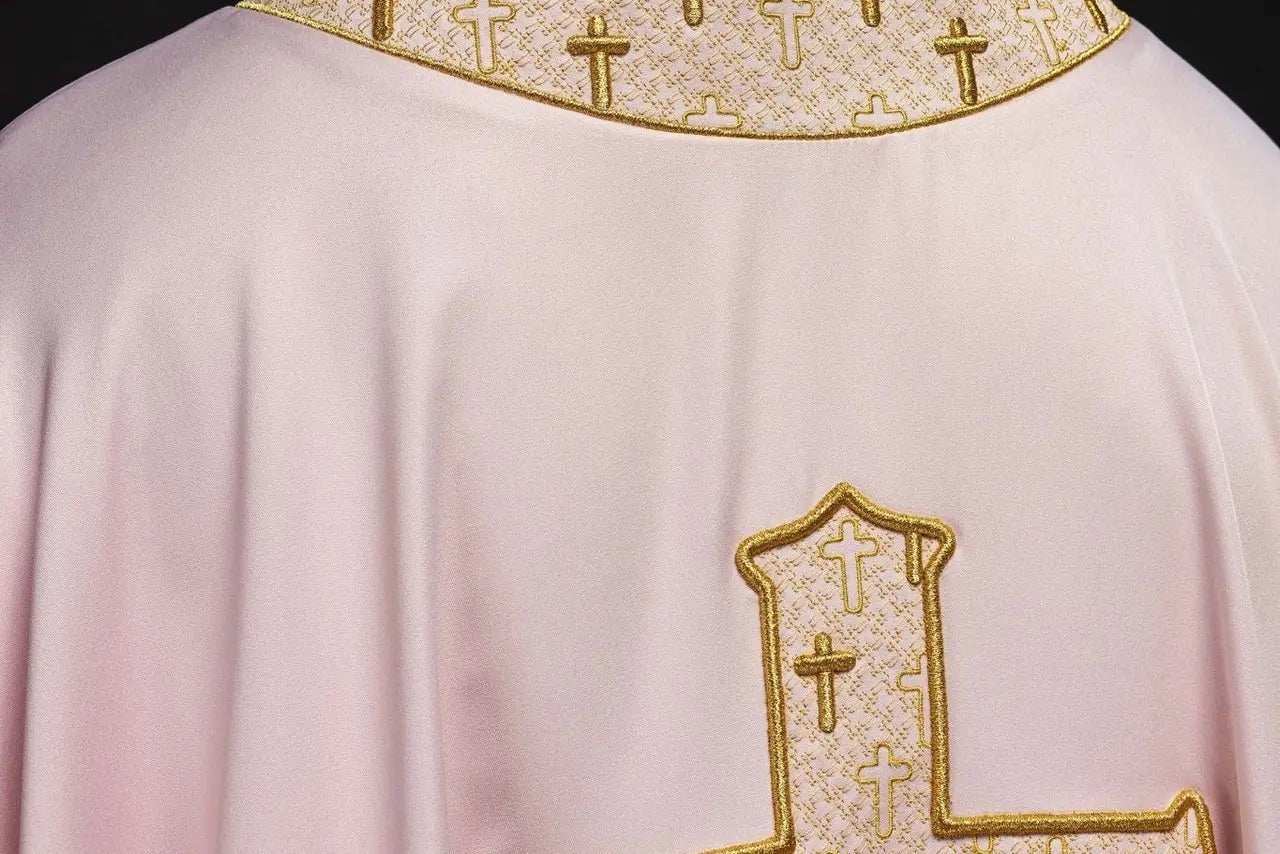 Chasuble rose avec croix richement brodée et col décoratif