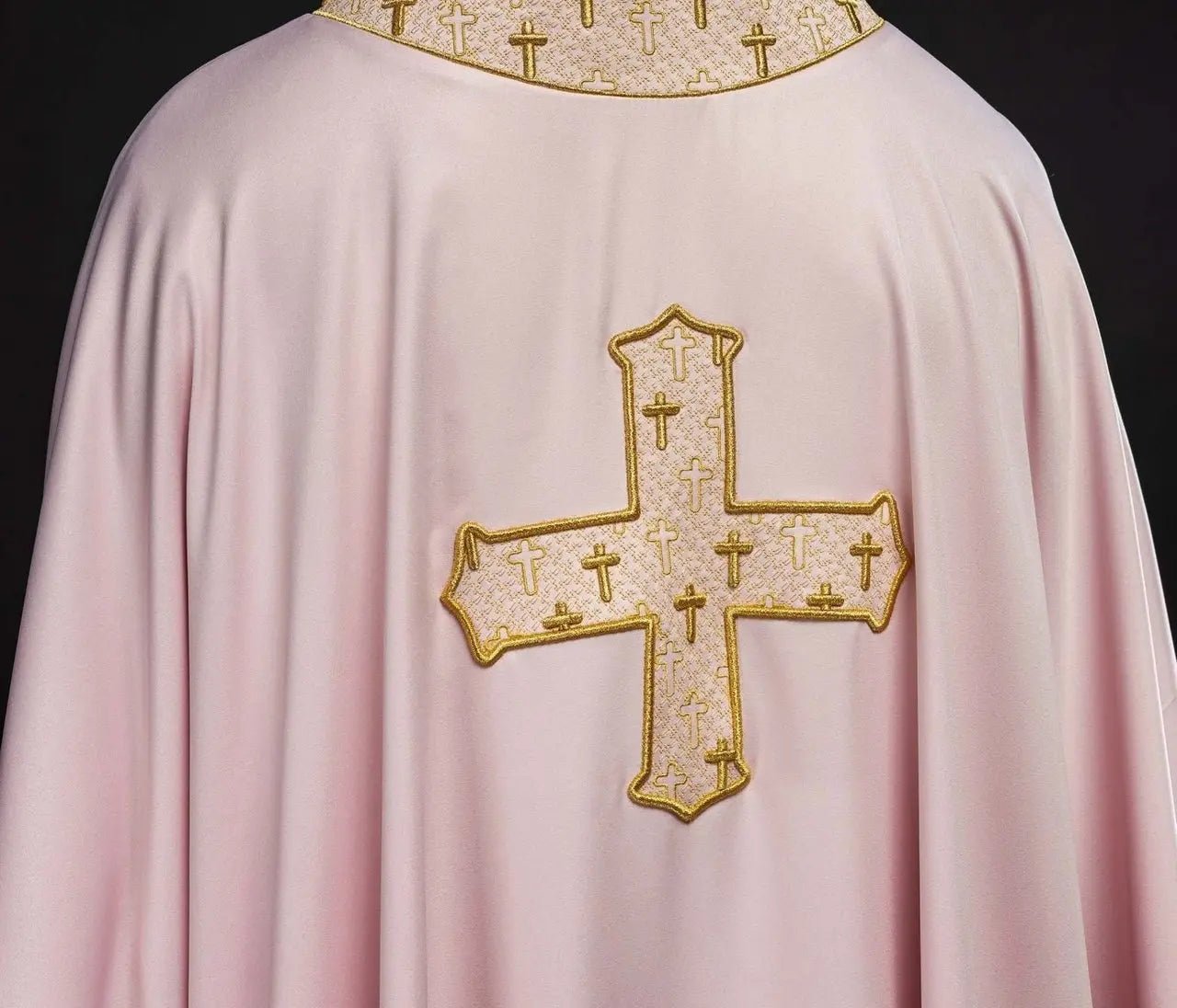 Chasuble rose avec croix richement brodée et col décoratif