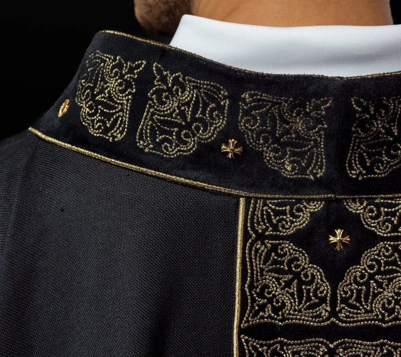 Chasuble avec ceinture et col richement brodés en noir