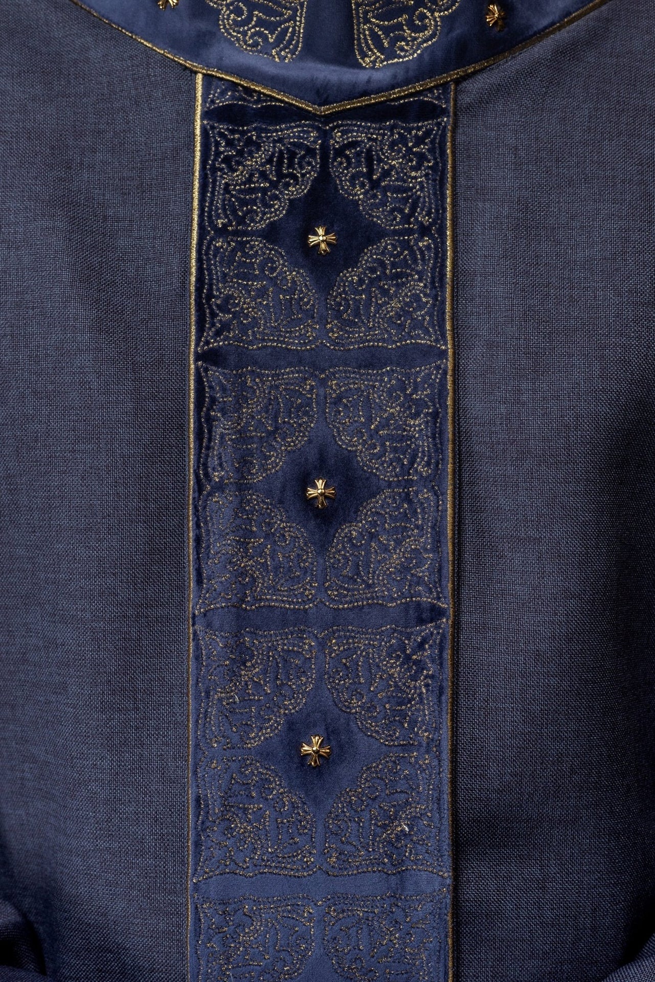 Ornat z bogato haftowanym pasem i kołnierzem w kolorze fioletowym