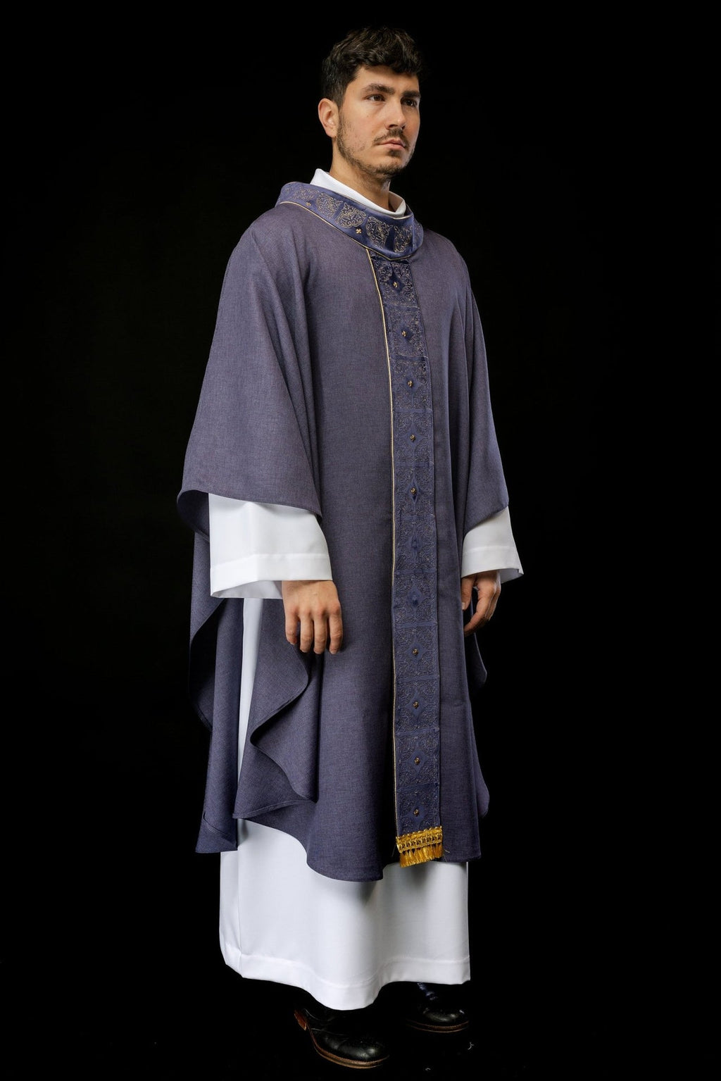 Ornat z bogato haftowanym pasem i kołnierzem w kolorze fioletowym