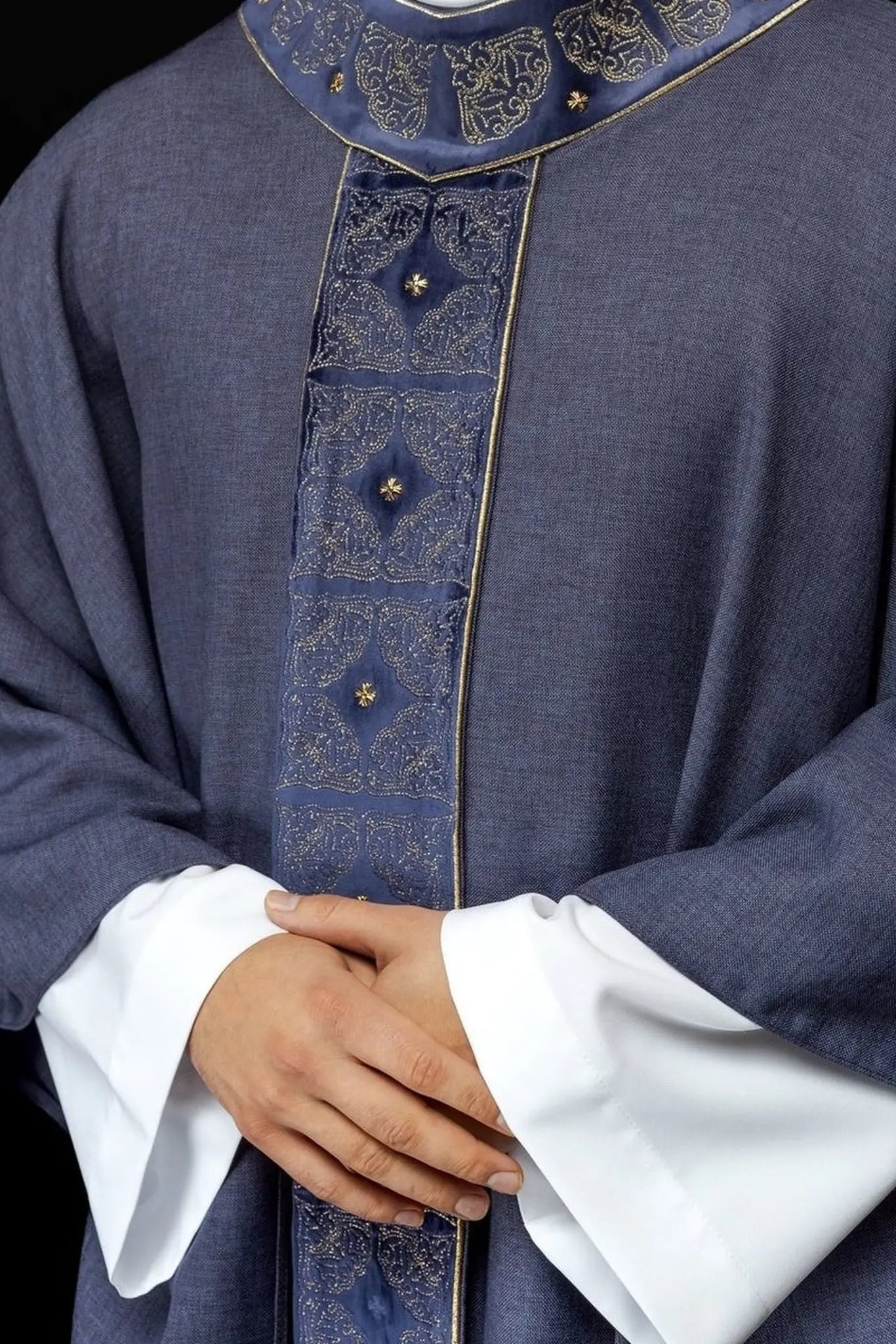 Chasuble avec ceinture et col richement brodés en violet
