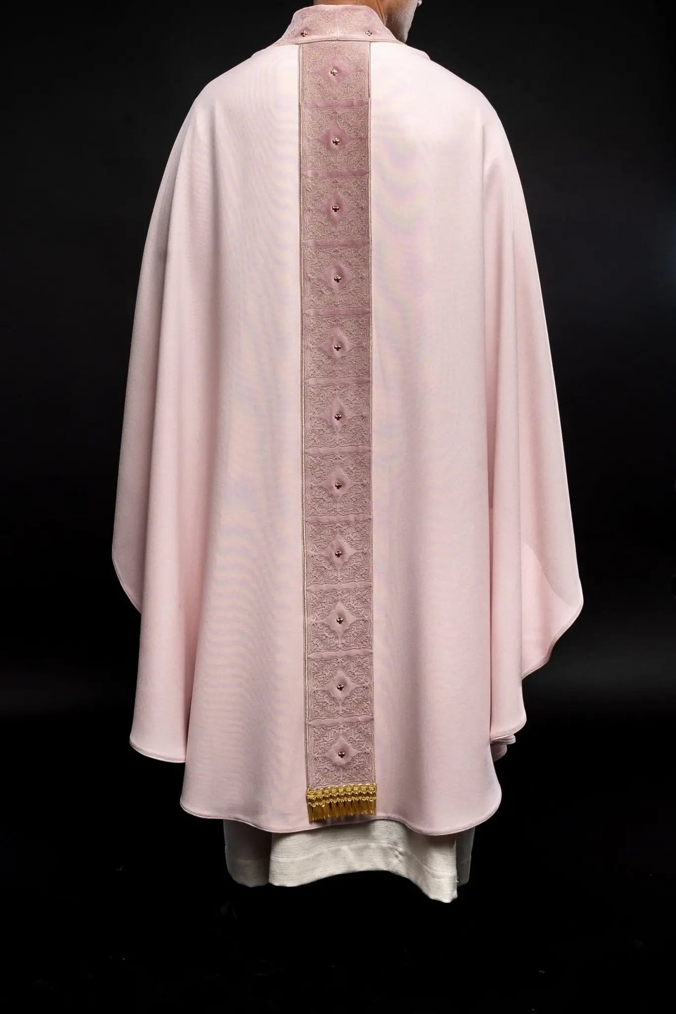 Chasuble avec ceinture et col richement brodés en rose