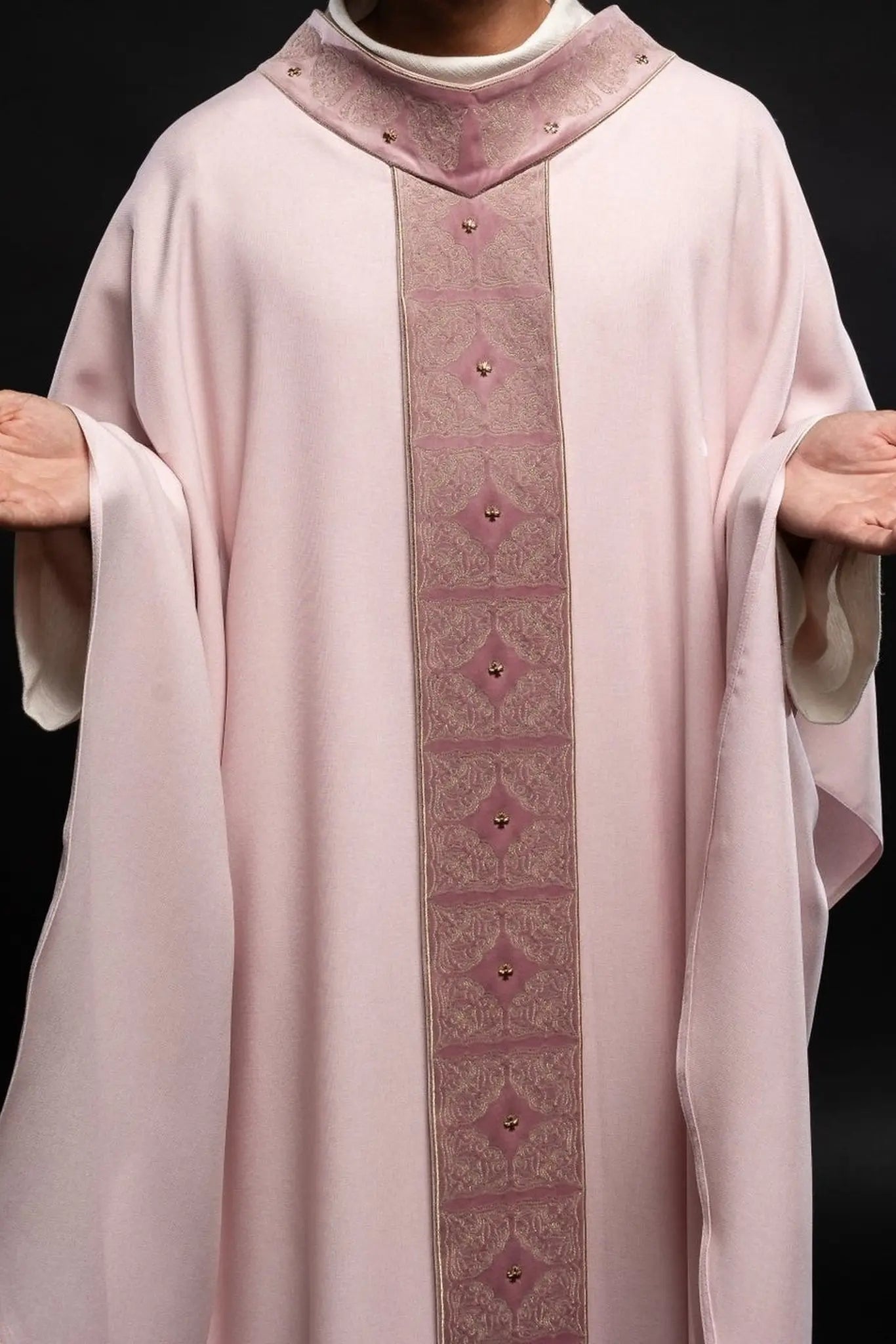 Chasuble avec ceinture et col richement brodés en rose