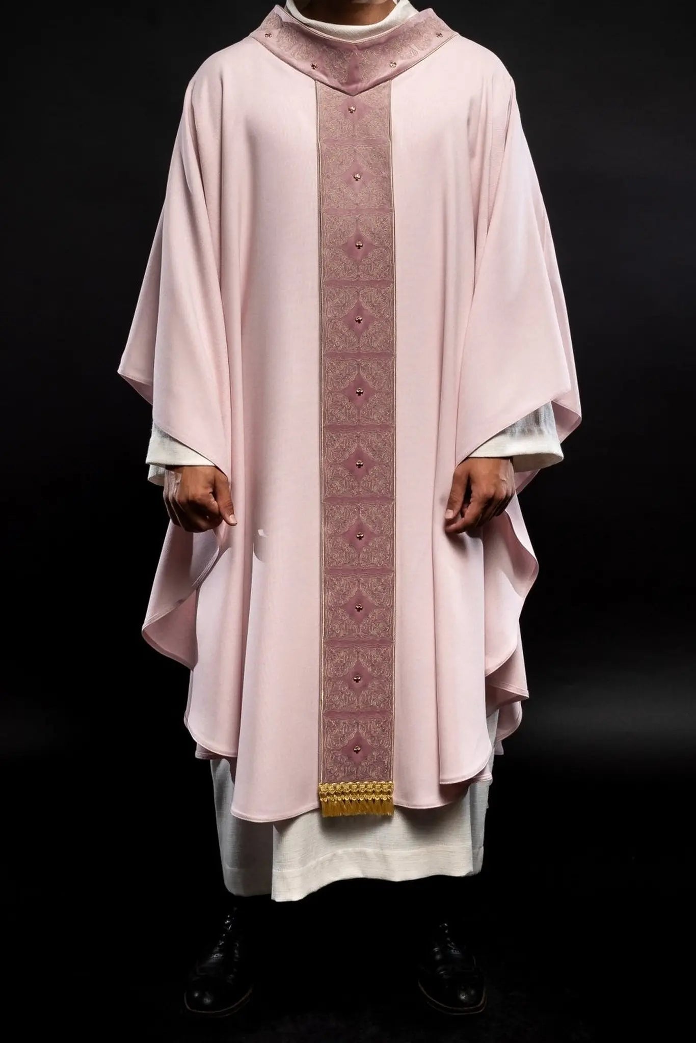 Chasuble avec ceinture et col richement brodés en rose