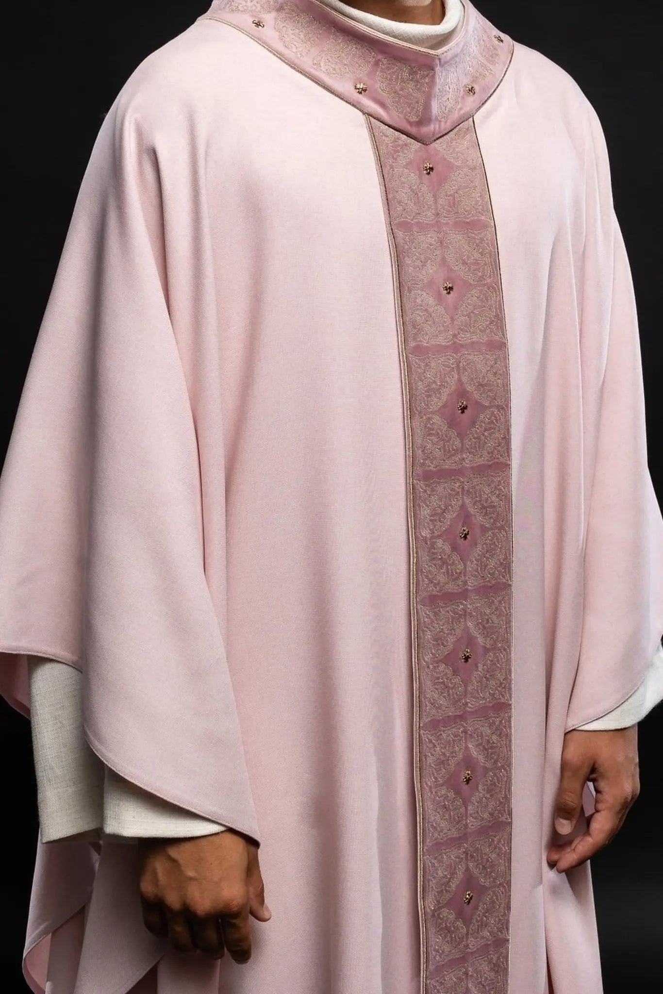 Chasuble avec ceinture et col richement brodés en rose