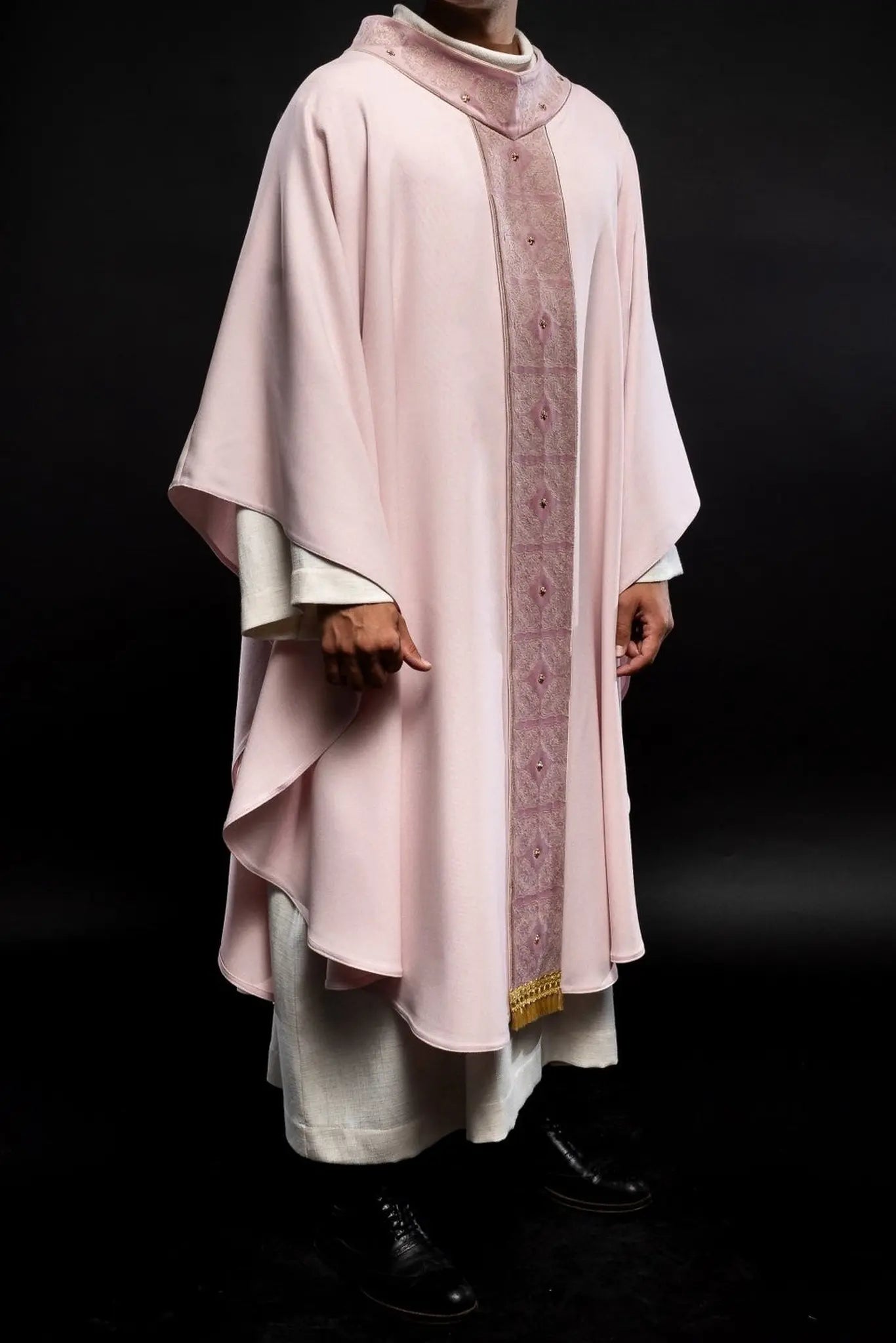 Chasuble avec ceinture et col richement brodés en rose