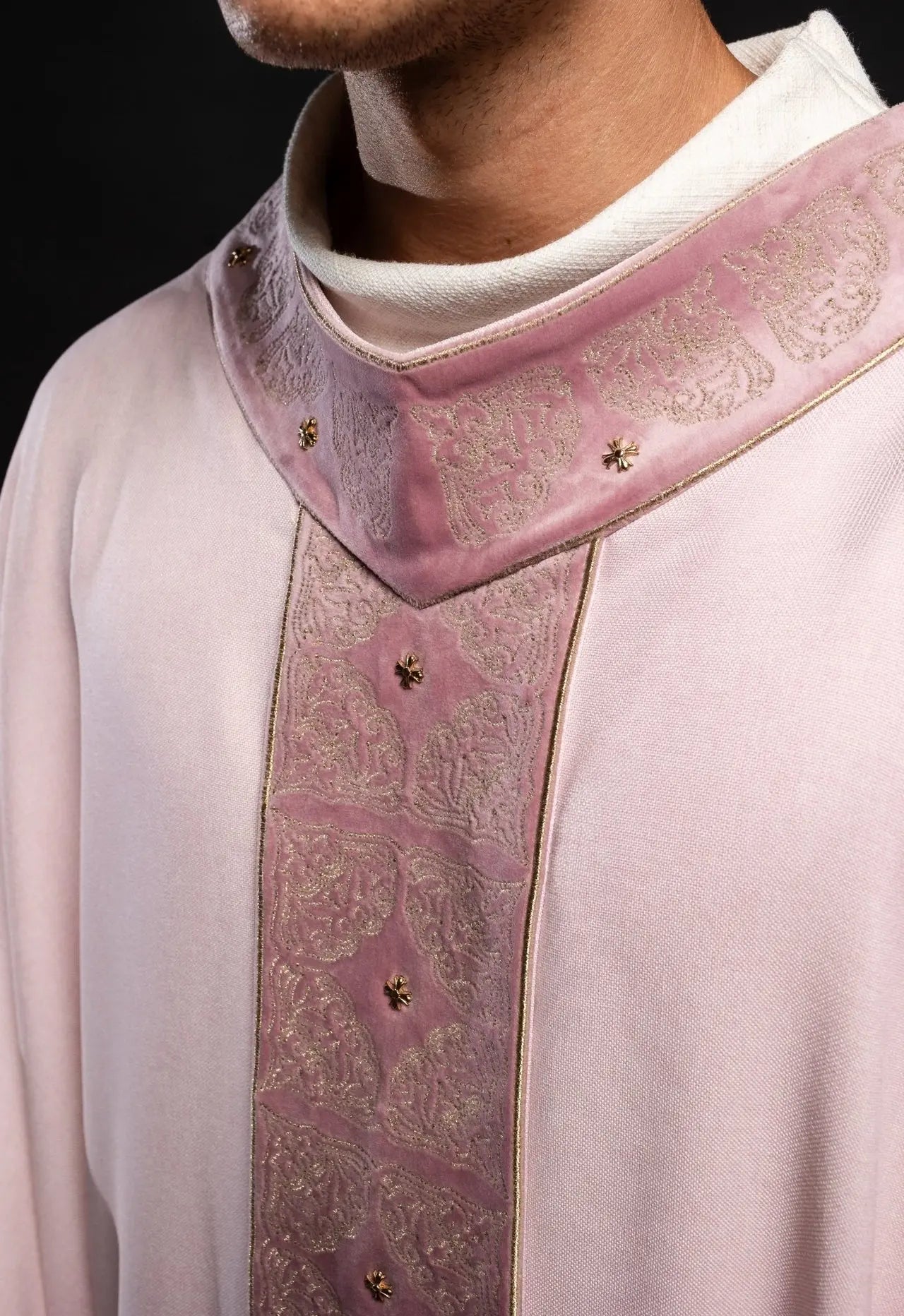 Chasuble avec ceinture et col richement brodés en rose