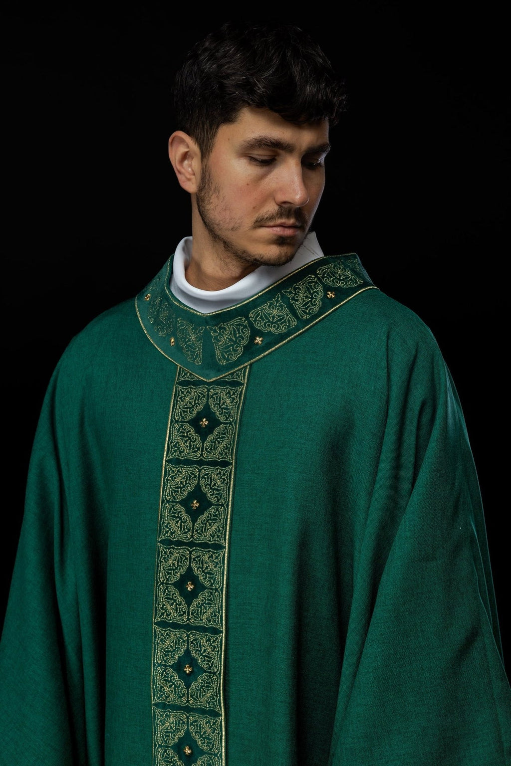 Ornat z bogato haftowanym pasem i kołnierzem w kolorze zielonym
