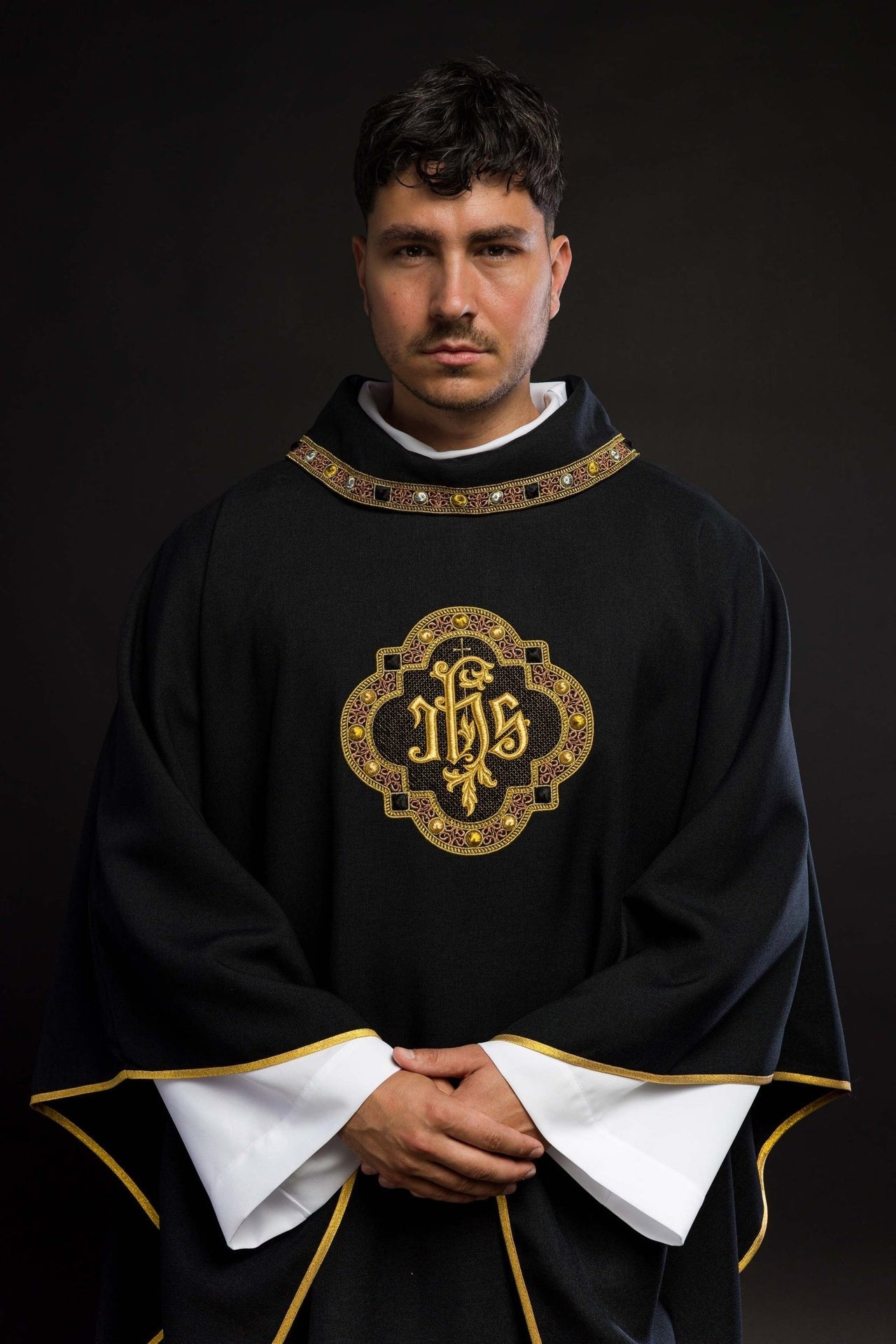 Ornat z bogato haftowanym pasem i lamówką wokół haft IHS I kołnierza w kolorze czarnym