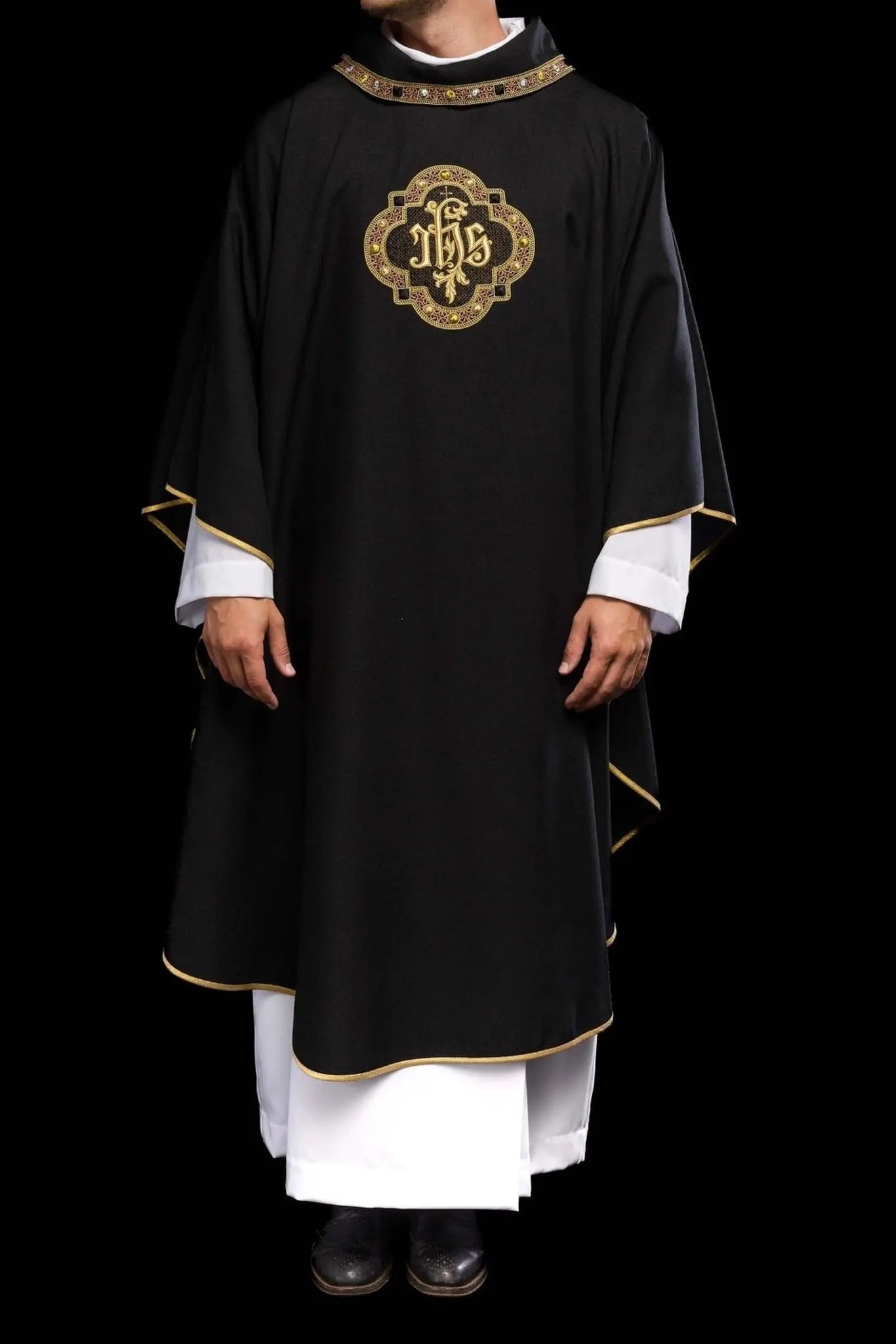 Chasuble avec bande et bordure richement brodées avec IHS, avec col noir