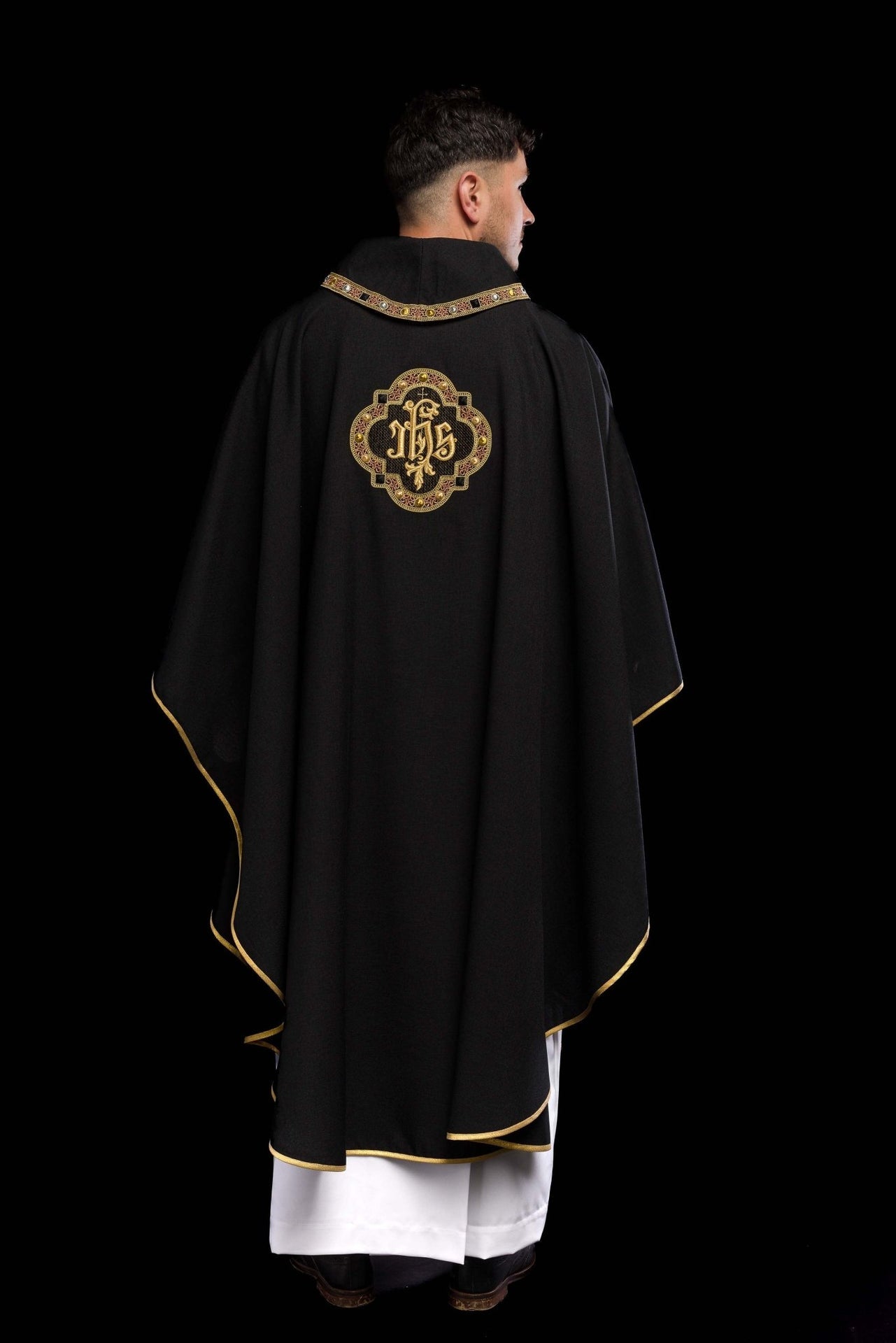 Ornat z bogato haftowanym pasem i lamówką wokół haft IHS I kołnierza w kolorze czarnym