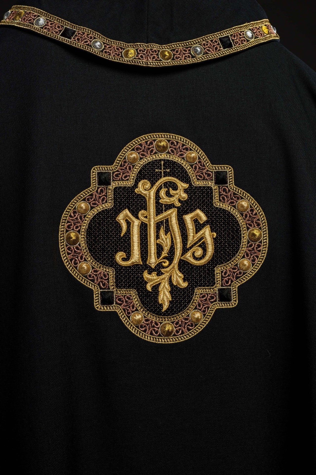 Ornat z bogato haftowanym pasem i lamówką wokół haft IHS I kołnierza w kolorze czarnym