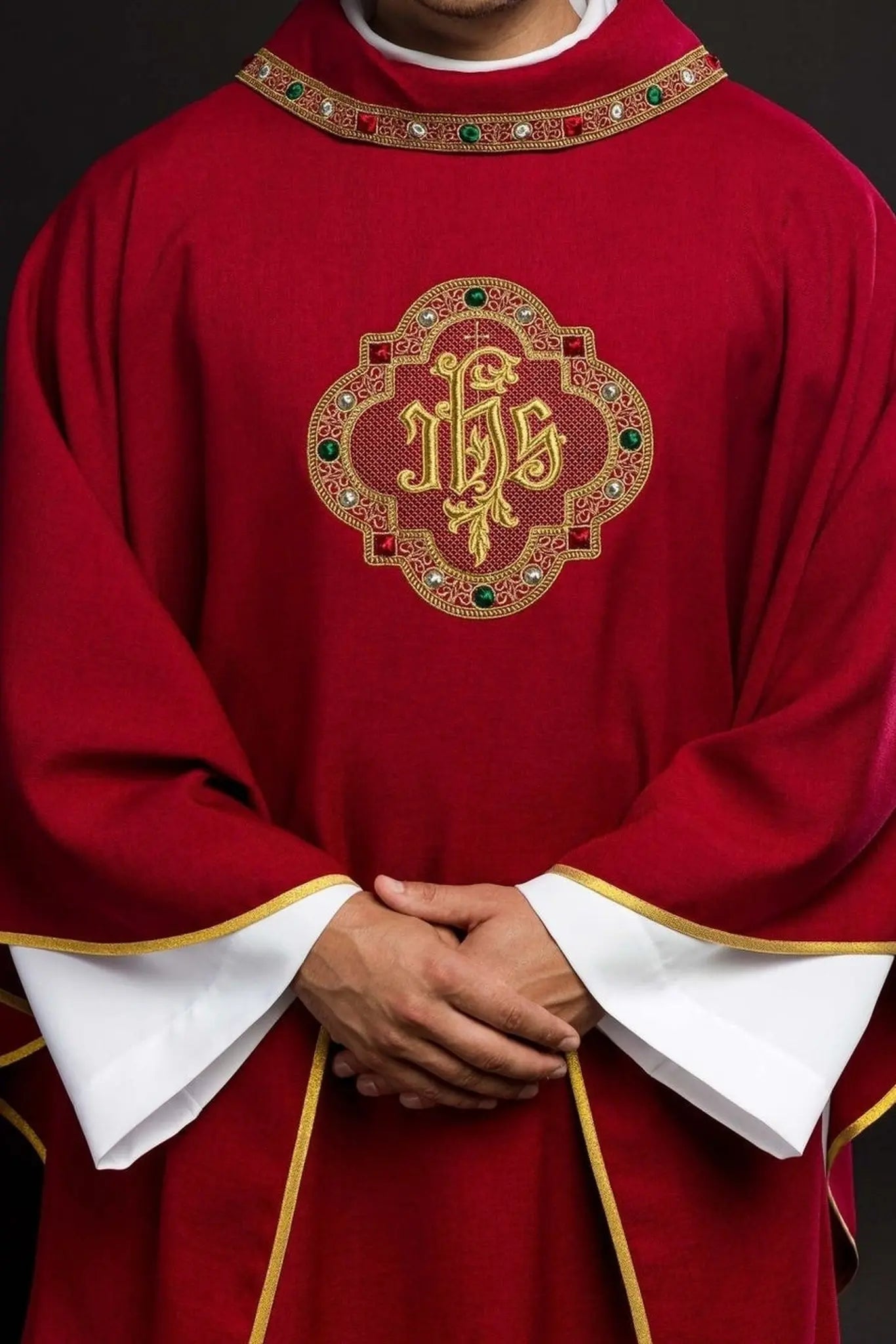 Chasuble avec ceinture richement brodée et passepoil autour du col IHS I broderie en rouge