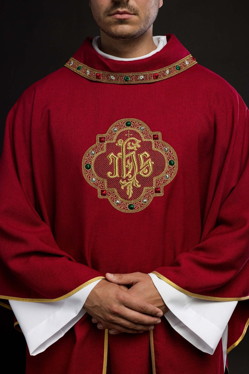 Ornat z bogato haftowanym pasem i lamówką wokół haft IHS I kołnierza w kolorze czerwonym